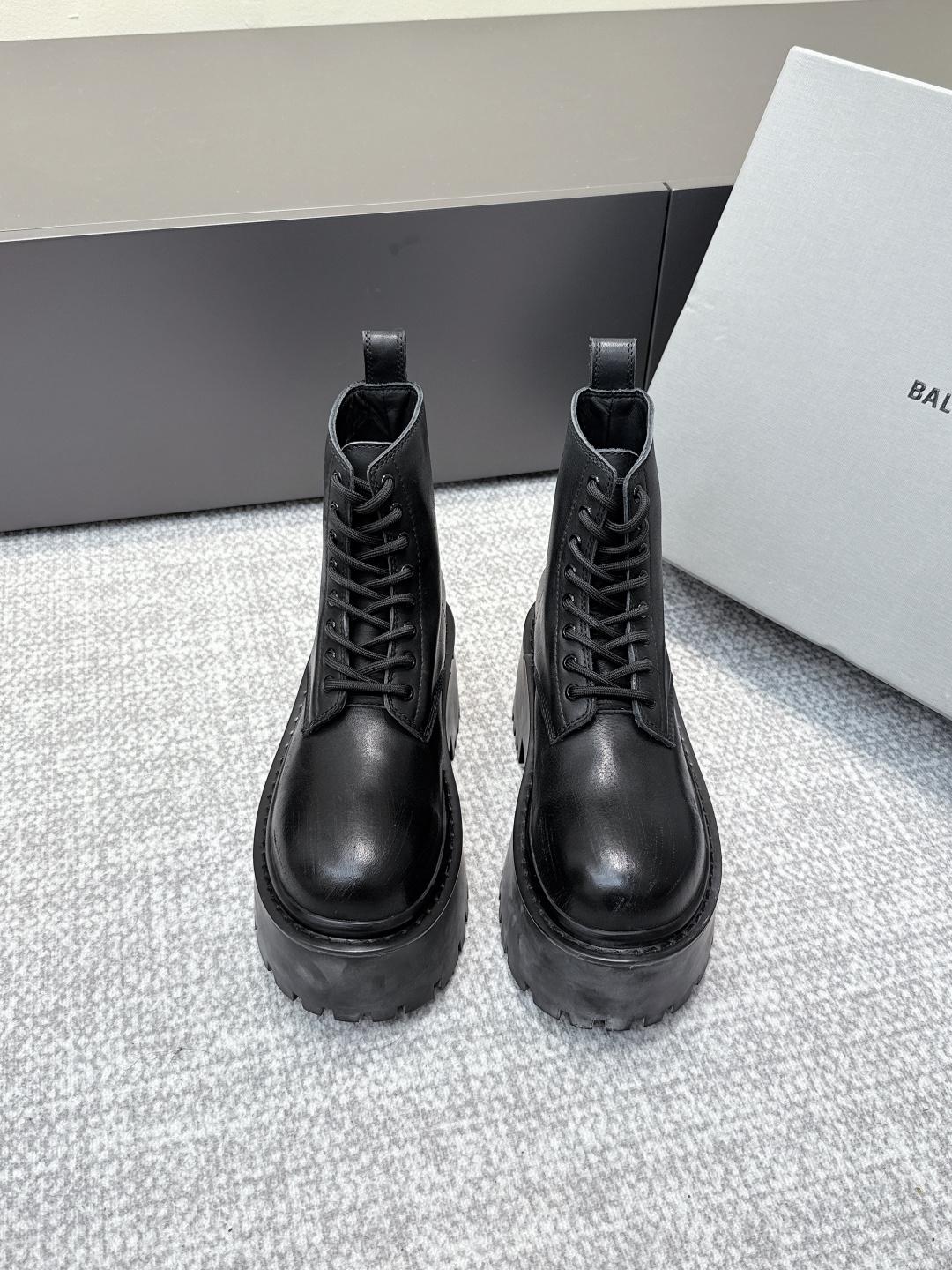 NO:489057,Purchase level BAlENCIAGA｜Balenciaga 2025s Autumn and Winter New Thick-soled Boots Retro Scrub-Colored Old Sponge Cake Thick-soled Boots!  It looks tough but comfortable to wear. It is handsome and has a comfortable feeling. It is comfortable to wear and make it look old and retro!  The craft design is a big sole, and the Martin boots that will not be matched will definitely make you look cool and cool!  Classic and versatile!  Fabric cowhide inner cowhide original outsole size 35-41 (40.41 order), boots, balenciaga, balenciaga, boots, cowhide19860909代购级别 BAlENCIAGA｜巴黎世家2025s秋冬新款厚底靴 复古擦色做旧松糕厚底短靴！ 看着硬朗 但上脚舒适 个性帅气的的同时 不失舒适感擦色做旧复古！ 工艺设计大底 不会撞款的马丁靴 绝对吹爆酷帅酷帅的款！经典百搭！ 面料牛皮 内里牛皮 鞋底原版大底 尺码35-41（40.41订）,靴子,balenciaga,balenciaga,boots,cowhide,Women's Shoes