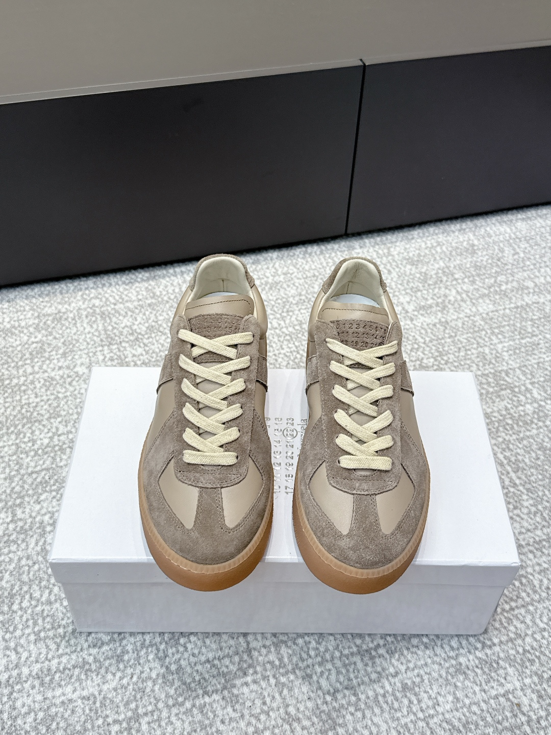 NO:495152,Purchase level MM6｜Maison Margiela 2025s autumn and winter new thick sole German training shoes casual sports shoes original purchase and development Made a gift designer brand, a light luxury brand This German training shoes continues the classic T-shaped genuine leather splicing design. After many careful improvements by the design team, it is just to let you experience the most original military flavor~The material is special material/fabric surface, the soft and delicate characteristics are combined with the fashionable and trendy fabric surface, so that it has both super high softness and comfort, while maintaining good breathability. Comfort and texture are parallel to each other, easy to control any matching of all seasons. Fabric open-edged beaded cowhide Inner original inner lining sole original outsole Size 35-41 (40.41 order), casual shoes/sports shoes, masion margiela, sneakers, cowhide19860909代购级别 MM6｜玛吉拉MaisonMargiela 2025s秋冬新款厚底 德训鞋 休闲 运动鞋 原版购入开发 做货 鬼才设计师品牌,一个轻奢品牌 这一款德国训练鞋延续了经典的T形真皮拼接设计,经过设计团队多次的精心改良,只为让您体验最原始的军旅味道~材质特殊材料/布面,柔软细腻的特点与时尚潮流的布面相结合,使其既有超高的柔软舒适度,又同时保持不错的透气性能~舒适与质感并行,轻松驾驭四季穿着任何搭配 面料开边珠牛皮 内里原版内里 鞋底原版大底 尺码35-41（40.41订）,休闲鞋/运动鞋,masion margiela,sneakers,cowhide,Women's Shoes