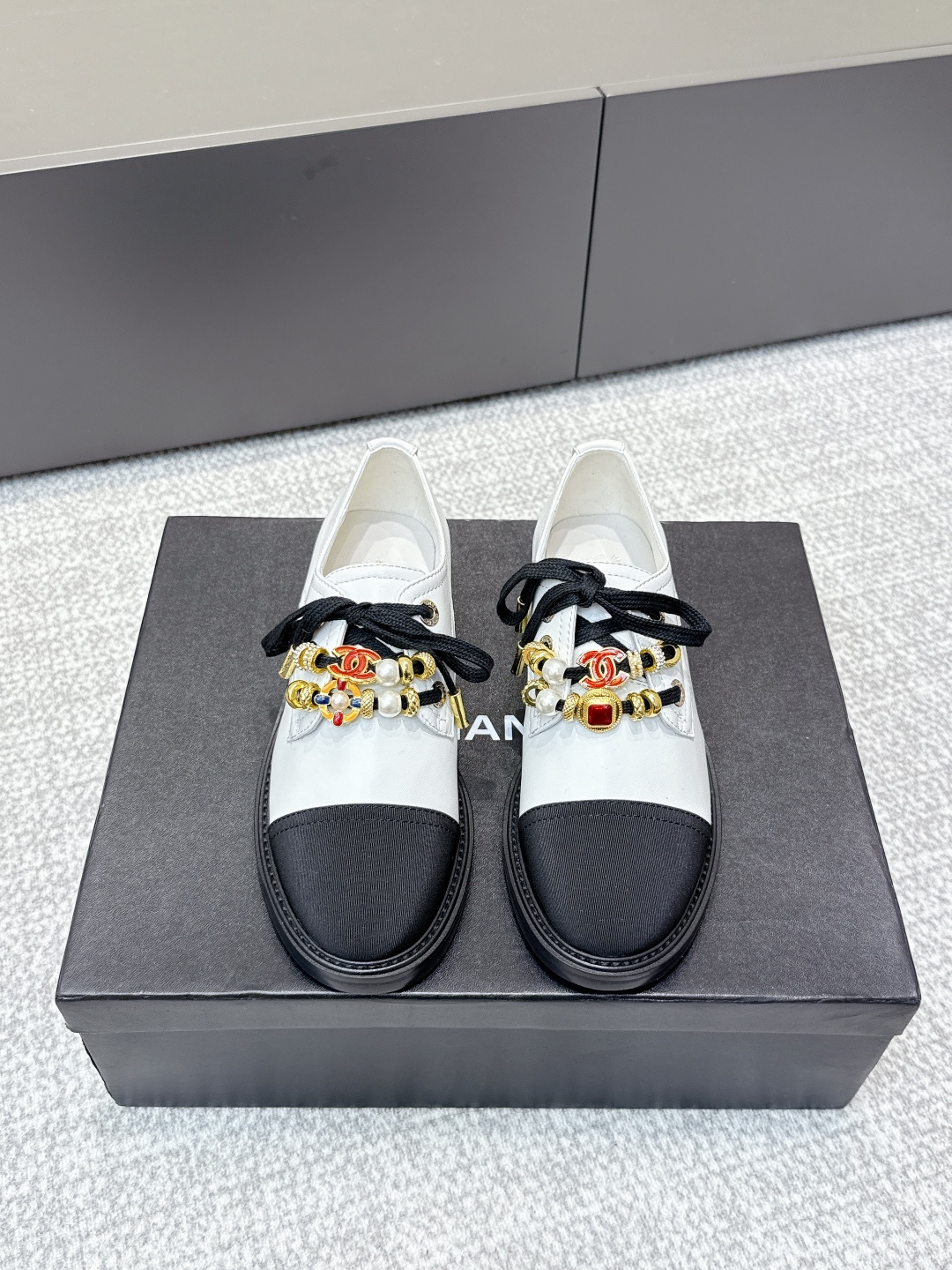 NO:492679,Purchase level CHANEL｜Chanel 2025s Autumn and Winter New Lace-up Shoes Xiaohongshu is highly recommended, and it looks good no matter how you match it. It is a must-have for fashionable things. Chanel’s women love simplicity and irresistible. The matching shows a unique style of dressing, free mixing and matching shines in place, keeping up with Grandma Xiang’s fashion pace!  !  !  Exquisite details enlarge the original fabric cowhide, inner lining original sheepskin, sole original outsole, size 35-41 (40.41 order), boot loafers, chanel, chanel, loafers, boots, cowhide, sheepskin19860909代购级别 CHANEL｜香奈儿2025s秋冬新款系带单鞋 小红书力推款,怎么搭配都好看,时髦精必备,香奈儿女士钟爱简约又难以抗拒 搭配展现与众不同的穿搭风格、自由混搭闪耀到位 跟紧香奶奶时尚步伐！！！精致细节放大看 面料原版牛皮 内里原版羊皮 鞋底原版大底 尺码35-41（40.41订）,靴子乐福鞋,chanel,chanel,loafers,boots,cowhide,sheepskin,Women's Shoes