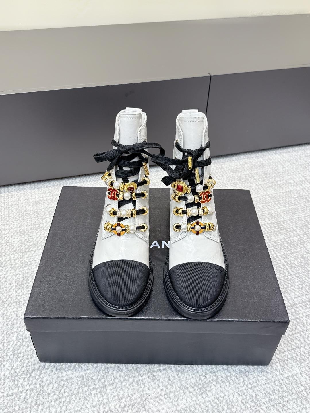 NO:492683,Purchase level CHANEL｜Chanel 2025s autumn and winter new heavy industry short boots Xiaohongshu strongly recommends the style, it looks good no matter how you match it. It is a must-have for fashionable beauty. Chanel women love simplicity and irresistible. The matching shows a unique style of dressing, free mixing and matching shines in place, keeping up with Grandma Xiang’s fashion pace!  !  !  Exquisite details enlarge the original fabric cowhide, inner lining original sheepskin, sole original outsole, size 35-41 (40.41 order), boot loafers, chanel, chanel, loafers, boots, cowhide, sheepskin19860909代购级别 CHANEL｜香奈儿2025s秋冬新款重工短靴 小红书力推款,怎么搭配都好看,时髦精必备,香奈儿女士钟爱简约又难以抗拒 搭配展现与众不同的穿搭风格、自由混搭闪耀到位 跟紧香奶奶时尚步伐！！！精致细节放大看 面料原版牛皮 内里原版羊皮 鞋底原版大底 尺码35-41（40.41订）,靴子乐福鞋,chanel,chanel,loafers,boots,cowhide,sheepskin,Women's Shoes