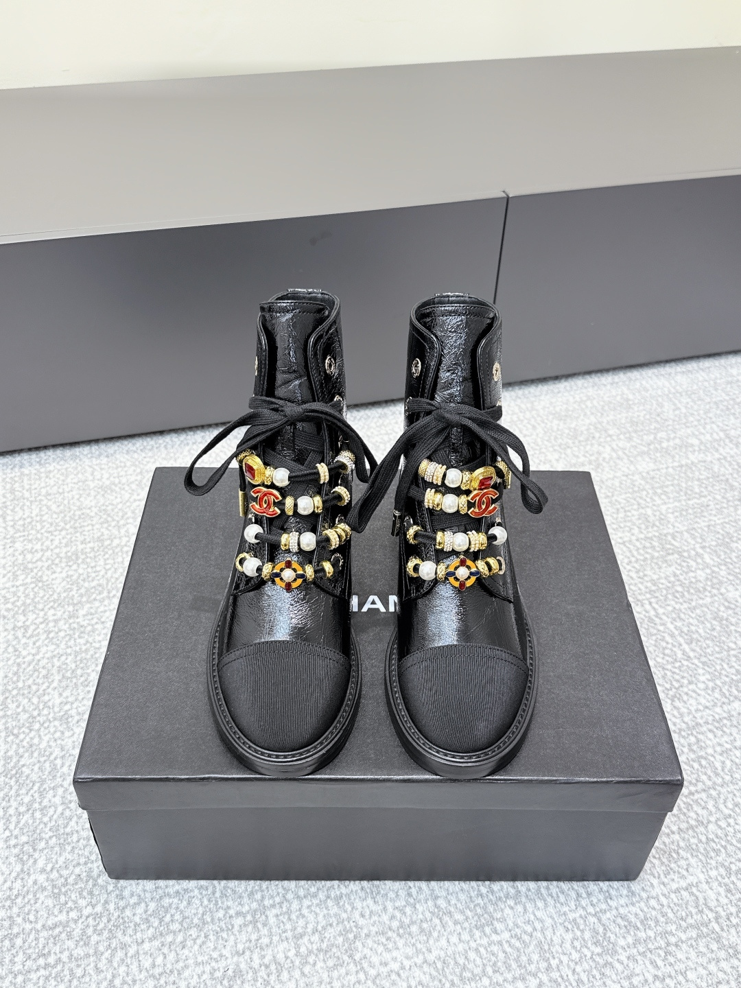 NO:489957,Purchase level CHANEL｜Chanel 2025s autumn and winter new heavy industry short boots Xiaohongshu strongly recommends the style, it looks good no matter how you match it. It is a must-have for fashionable beauty. Chanel women love simplicity and irresistible. The matching shows a unique style of dressing, free mixing and matching shines in place, keeping up with Grandma Xiang’s fashion pace!  !  !  Exquisite details enlarge the original fabric cowhide, inner lining original sheepskin, sole original outsole, size 35-41 (40.41 order), boot loafers, chanel, chanel, loafers, boots, cowhide, sheepskin19860909代购级别 CHANEL｜香奈儿2025s秋冬新款重工短靴 小红书力推款,怎么搭配都好看,时髦精必备,香奈儿女士钟爱简约又难以抗拒 搭配展现与众不同的穿搭风格、自由混搭闪耀到位 跟紧香奶奶时尚步伐！！！精致细节放大看 面料原版牛皮 内里原版羊皮 鞋底原版大底 尺码35-41（40.41订）,靴子乐福鞋,chanel,chanel,loafers,boots,cowhide,sheepskin,Women's Shoes