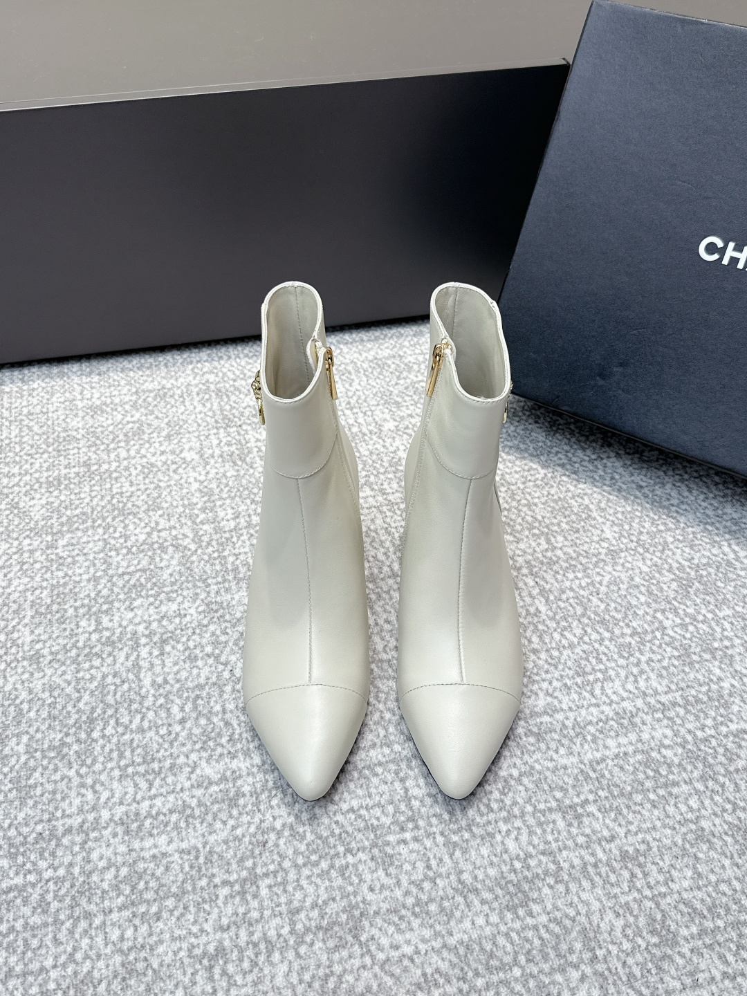 NO:495027,Purchase level CHANEL｜Chanel 2025s new Autumn and Winter pointed-toe short boots Xiaohongshu strongly recommends it, it looks good no matter how you match it, a must-have for fashionable beauty, Chanel women love simplicity and irresistible. The most sweet and salty fashion circle. The matching will interpret the meticulous, minimalist, classic elements that never fade, showing the unique style of outfits so beautiful that there is nothing to say. A must-have for autumn and winter... Original sheepskin fabric, original sheepskin inner soles, original genuine leather soles, size 35-41 (40.41 order), boots, chanel, chanel, boots, sheepskin, Leather soles19860909代购级别 CHANEL｜香奈儿2025s秋冬新款尖头短靴 小红书力推款,怎么搭配都好看,时髦精必备,香奈儿女士钟爱简约又难以抗拒 可甜可盐时尚圈的绝绝子 搭配将演绎着细致 极简 永不褪去的经典元素 展现与众不同的穿搭风格美到无话可说 秋冬必入款…… 面料原版羊皮 内里原版羊皮 鞋底原版真皮大底 尺码35-41（40.41订）,靴子,chanel,chanel,boots,sheepskin,Leather soles,Women's Shoes