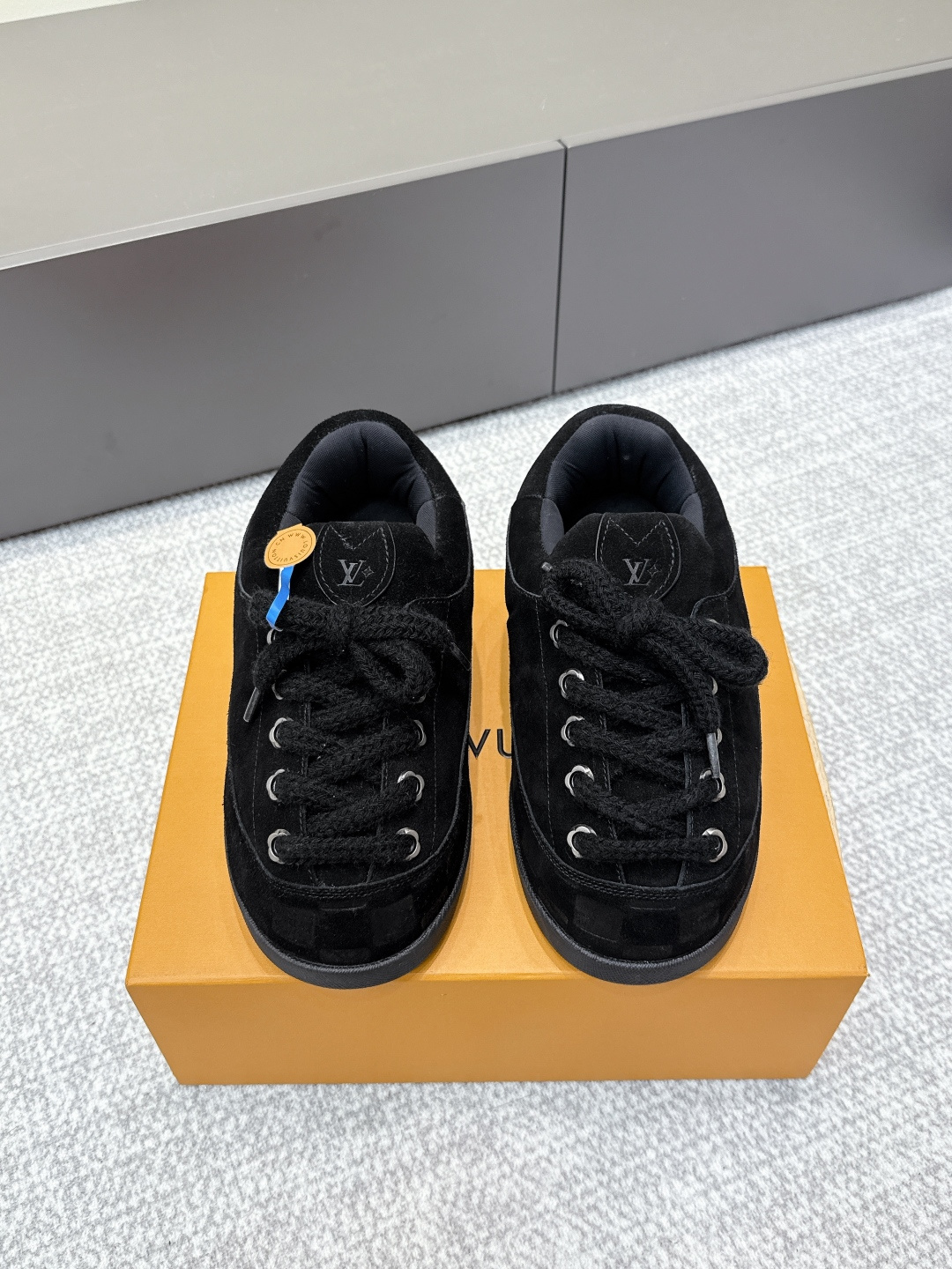 NO:495105,Purchase level Men's LV｜ Louis Vuitton 2025s 'Dongguan' LV YETI Fat Ding Ugly Slippers Based on suede cowhide leather, locally imprinted with Nigo's reinterpretation of LV Damier patterns, cleverly echoing the Chinese tradition of taking off shoes in the house, and the 'little feet' aesthetics are integrated into Chinese street genes. The palm-printed rubber outsole hides LV letters and Monogram flowers, and the delicate craftsmanship made in Italy shows the brand's heritage in the comfortable slippery shoe shape. The booking model adds a unique style, which is tradition and trend. The fabric original cowhide inner lining original mesh sole original outsole size 35-45 (female 40.41 male 38.45 order), casual shoes/sports shoes, louis vuitton, louis vuitton, sneakers, cowhide19860909代购级别 男 LV｜路易威登2025s「莞产」 LV YETI 胖丁 丑萌便鞋 以绒面牛皮革为基底,局部压印Nigo重绎的LV Damier图案,巧妙呼应中国入室脱鞋传统,“小脚”美学融入中国式街头基因.掌印橡胶外底暗藏LV字母与Monogram花卉,意大利制造的细腻工艺,在舒适便鞋型里尽显品牌底蕴. 预订模式更添独特格调,是传统与潮流, 面料原版牛皮 内里原版网面 鞋底原版大底 尺码35-45（女40.41 男38.45 订）,休闲鞋/运动鞋,louis vuitton,louis vuitton,sneakers,cowhide,Women's Shoes