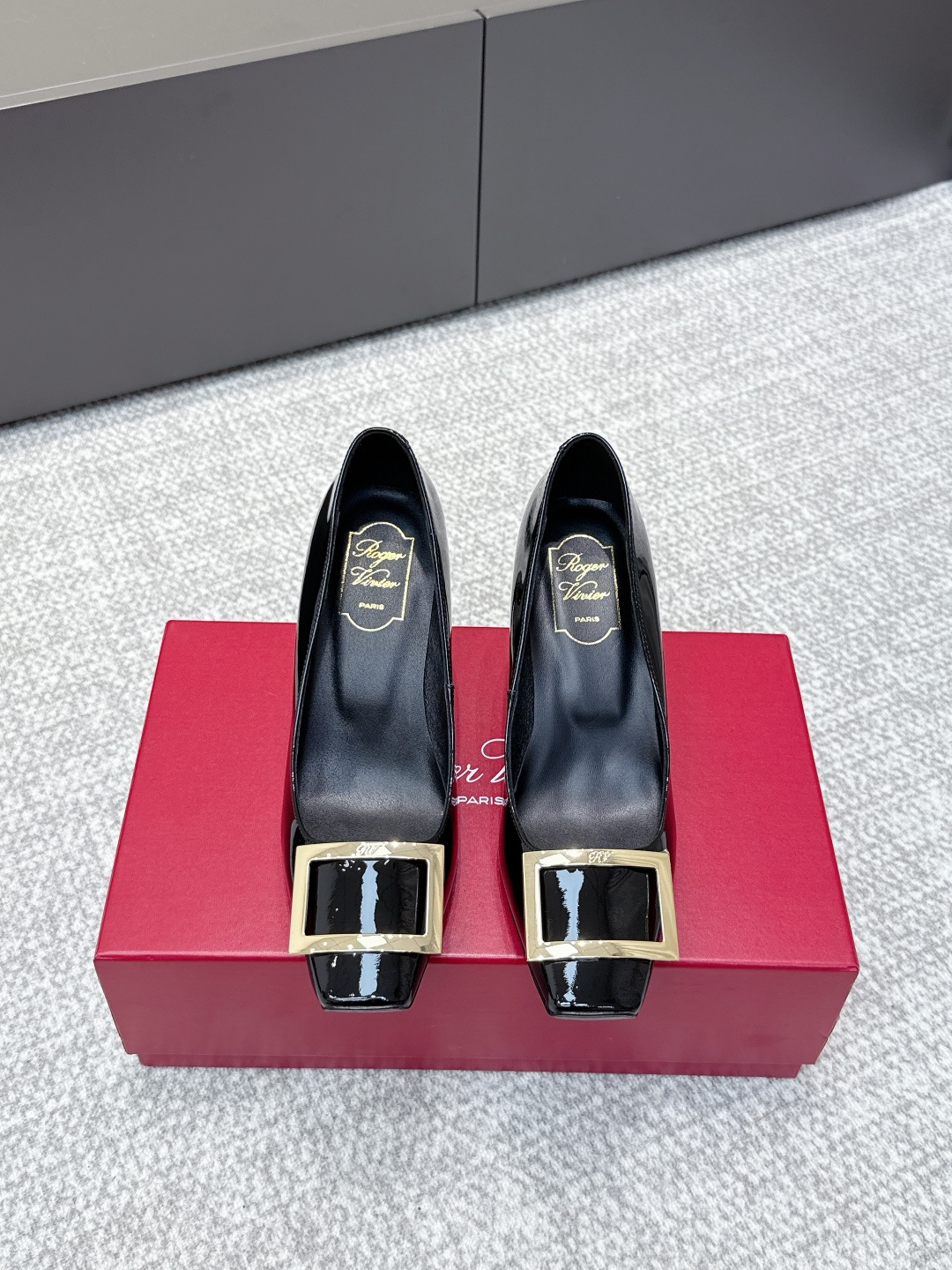 NO:492544,Purchase grade | D0955 counter Jewel heel series new patent leather buckle shoes are available!  ★★★★★ A high-end style, the new square diamond buckle is luxurious and exquisite, full of high-end feeling, and the commuter style is well-equipped. The upper is imported customized fabric beef patent leather. Inner: sheepskin inner lining + footbed sheepskin, Italian genuine leather sole. Shoe size: 35-41 (40 41 customization, no return or exchange) Delivery luxury latest counter synchronous packaging, high heels, sheepskin, Leather soles19860909代购级｜D0955专柜Jewel heel系列新款漆皮扣单鞋上新 ！ ★★★★★ 气质高级的一款,新款方钻扣上脚奢华精致,高级感满满,通勤风名媛风都妥 鞋面进口定制面料牛漆皮 内里: 羊皮内里+垫脚羊皮 大底意大利真皮大底 鞋码: 35-41（40 41定制不退换） 配送豪华最新专柜同步包装,高跟鞋单鞋,high heels,sheepskin,Leather soles,Women's Shoes