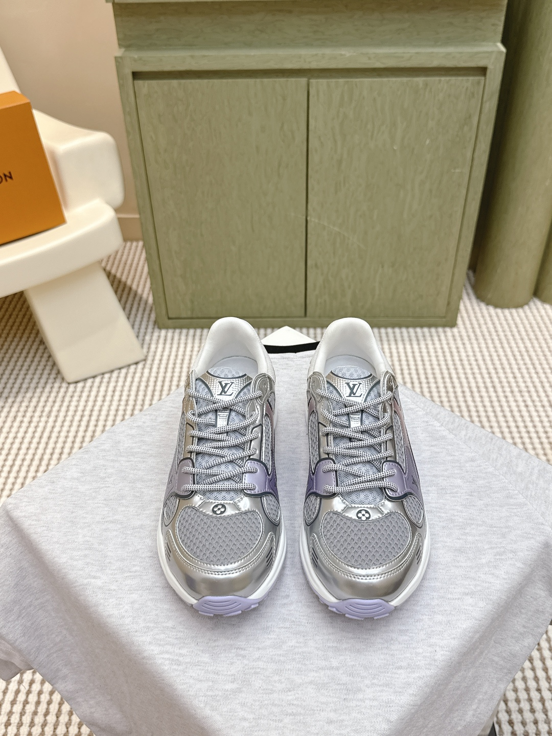 NO:492974,Purchase grade Men｜D071 #Louis Vuitton's new couple casual sneakers LV also has its own silver corner king. Simple design reinterprets classic running shoes. Full of technology and sportiness. Fashionable and light and comfortable. Upper: Original material Living: Original material Size: 35-39 (40 orders) 38-45 (38.45 orders), casual shoes/sports, louis vuitton, louis vuitton, alexander wang, sneakers19860909代购级 男｜D071 #路易威登新品情侣款休闲运动鞋 LV也有自己的银角大王了 简约设计重绎经典跑鞋 科技感运动感满满 时尚轻盈又舒适  鞋面 : 原版材质 内里 : 原版材质 尺码 : 35-39（40订）38-45（38.45订）,休闲鞋/运动鞋,louis vuitton,louis vuitton,alexander wang,sneakers,Women's Shoes