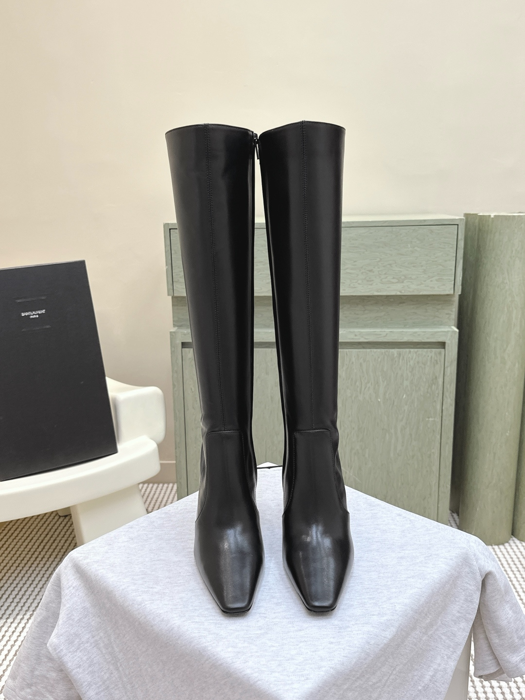 NO:492964,Purchase grade｜D093 Saint Laurent's new square-head high-heeled long and short style Who has no shortage of a new pair of boots in early autumn!  In the romantic and prosperous autumn, it is simply beautiful to match a pair of long boots or short boots. The texture of the upper with an open-edge beaded cowhide must retain the original texture. The middle line of the upper is like leaving a road to autumn. The side zipper is invisible and more beautiful. There is no need to be so rigid when putting on and taking off the upper foot. The long boots and feet are decorated with the visual effect, and the long legs are instantly available~ Happy~ Upper: Original cowhide Inner: Original sheepskin Size: 35-39 (40, 41 order), boots, saint laurent, boots, cowhide, sheepskin19860909代购级｜D093  圣罗兰新款方头高跟长短款 谁的早秋不缺少一双新的靴子呢！在浪漫红火的秋季,搭配一双长靴或是短靴上脚出片简直绝美～开边珠牛皮的鞋面质感一定的保留原本的肌理感,鞋面中线走过,像留下一条通向秋天的路～侧面拉链隐形更美观,上脚穿脱也不用那么死板～长靴上脚修饰线条,腿部拉长视觉效果～大长腿秒get～美滋滋～ 鞋面 : 原版牛皮 内里 : 原版羊皮 尺码 : 35-39（40、41订）,靴子,saint laurent,boots,cowhide,sheepskin,Women's Shoes