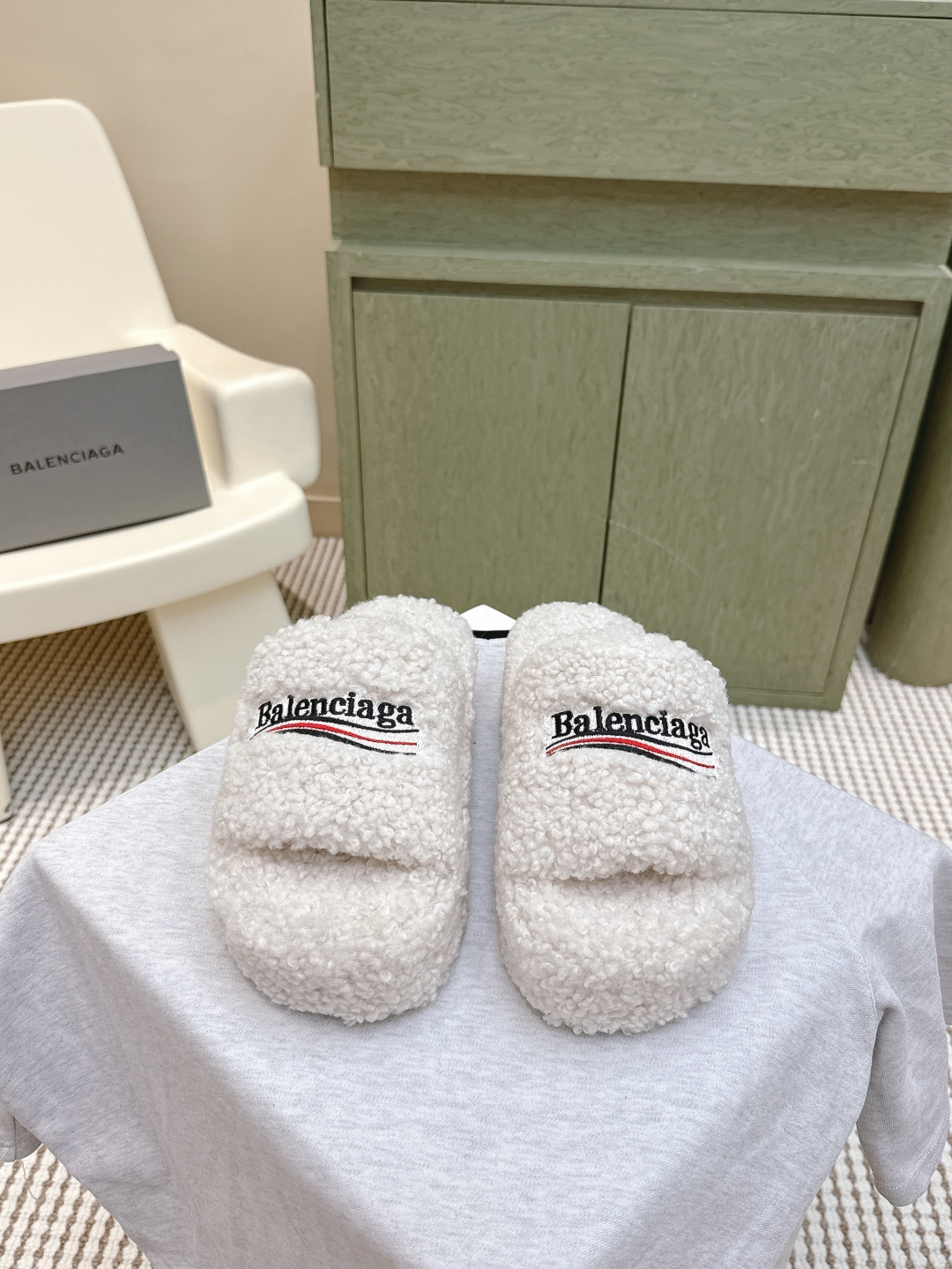 NO:492959,Purchase grade | D017Balenciaga Balenciaga Chinese Valentine Limited Series Letter Embroidered Thick-soled Fleece Slippers Looks so good. It’s time to wear fleece slippers again. The Teddy’s curly fleece looks cute, and the thick sole also gives a small person a sense of security. It’s okay to wear floor-mopping trousers~ The major internet celebrities in the fashion circle are trying hard to plant grass styles. The whole ins is popular!  Another popular product that dominates the fashion circles around the world has launched the electric embroidery logo embroidery craftsmanship!  Full of high-end feeling!  Very beautiful upper sheep curls, original molded tpu outsole, size 35-39 (40 custom made without return or exchange), fur shoes and slippers, balenciaga, balenciaga, slippers19860909代购级｜D017Balenciaga 巴黎世家七夕限定系列 字母刺绣厚底毛拖鞋 厚底毛毛拖鞋好好看 又到了穿毛毛拖鞋的季节啦,泰迪卷的毛看着很可爱,厚底也给了小个子安全感,穿拖地长裤都可以啦～ 时尚圈内各大网红明星又在拼命种草的款式.火爆整个ins！又是一个霸屏世界各地时尚圈的爆款面世了电绣徽标刺绣工艺！高级感满满当当！上脚特别漂亮 鞋面羊卷毛 鞋底原版开模tpu大底 码数35-39（40定做不退换）,毛毛鞋拖鞋,balenciaga,balenciaga,slippers,Women's Shoes