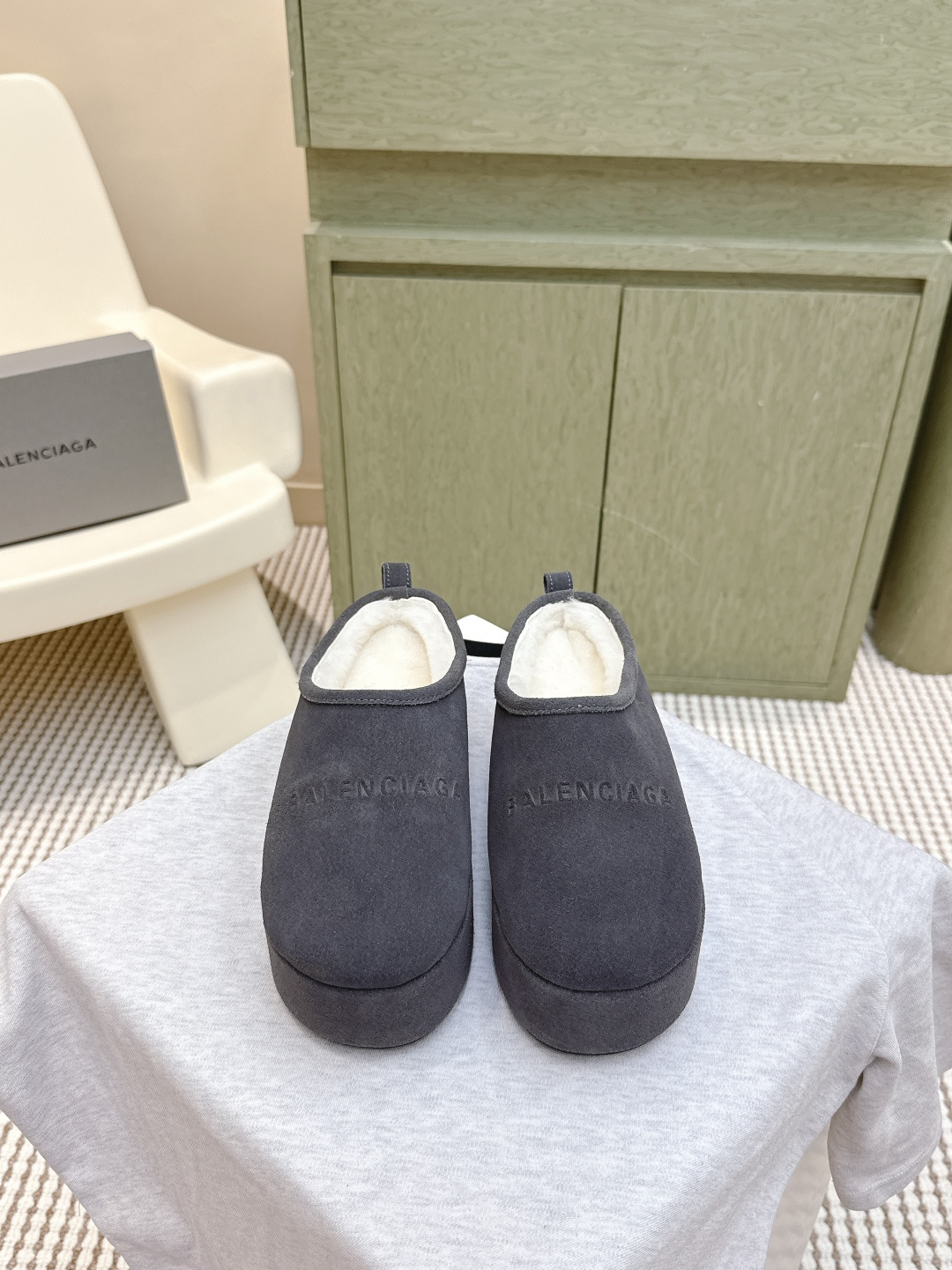 NO:492944,Purchase grade | D019Balenciaga Balenciaga autumn and winter new thick-soled bag-toe semi-mopping, imprinted letters thick-soled fur slippers, thick-soled fur slippers, it's the season to wear fur slippers again. The curly fur of Teddy looks very cute, and the thick-soled gives a small person a sense of security. It's okay to wear floor-moving trousers~ The major internet celebrities in the fashion circle are trying hard to plant grass again. The whole ins is popular!  Another popular product that dominates the fashion circles around the world has launched the letter embossing process!  Full of high-end feeling!  Very beautiful upper sheep curls, original molded tpu outsole, size 35-39 (40 custom made without return or exchange), semi-dragged fur shoes, balenciaga, balenciaga, slippers19860909代购级｜D019Balenciaga 巴黎世家秋冬新款厚底包头半拖 压印字母厚底毛拖鞋 厚底毛毛拖鞋好好看 又到了穿毛毛拖鞋的季节啦,泰迪卷的毛看着很可爱,厚底也给了小个子安全感,穿拖地长裤都可以啦～ 时尚圈内各大网红明星又在拼命种草的款式.火爆整个ins！又是一个霸屏世界各地时尚圈的爆款面世了字母压印工艺！高级感满满当当！上脚特别漂亮 鞋面羊卷毛 鞋底原版开模tpu大底 码数35-39（40定做不退换）,半拖毛毛鞋,balenciaga,balenciaga,slippers,Women's Shoes