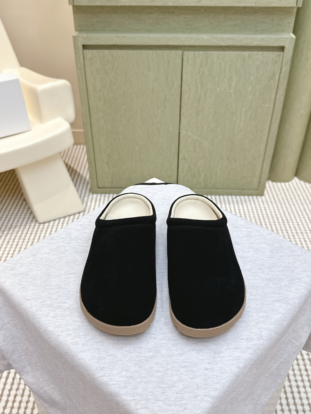 NO:492949,Purchase grade | D055alo25s new autumn and winter style, thick-bottomed lamb wool soft boken hair drag, super thick and warm wool drag, I asked who can resist furry ~ It is made of wool, and the soft and delicate fur fits the feet in the cold autumn and winter, not to mention how warm and comfortable it is!  The overall style is super loose and good, and the thick sole increases height completely meets daily travel. Both colors are very suitable for the atmosphere of autumn and winter~~ Material, fur, integrated wool, outsole, rubber sole, shoe size 35-39/40, custom-made, non-return, semi-torn wool shoes19860909代购级｜D055alo25s秋冬新款 厚底羊羔毛柔软博肯毛拖 超级厚实温暖的羊毛拖,就问谁能抵抗毛茸茸呢～全面采用羊毛制作,柔软细腻的毛毛在寒冷的秋冬贴合着脚部,别提有多温暖舒适了！整体版型超级宽松有好,厚底增高完全满足日常出行～两色发售都很适配秋冬氛围感～～ 材质皮毛一体羊毛 大底橡胶大底 鞋码35-39/40定制不退换,半拖毛毛鞋,Women's Shoes