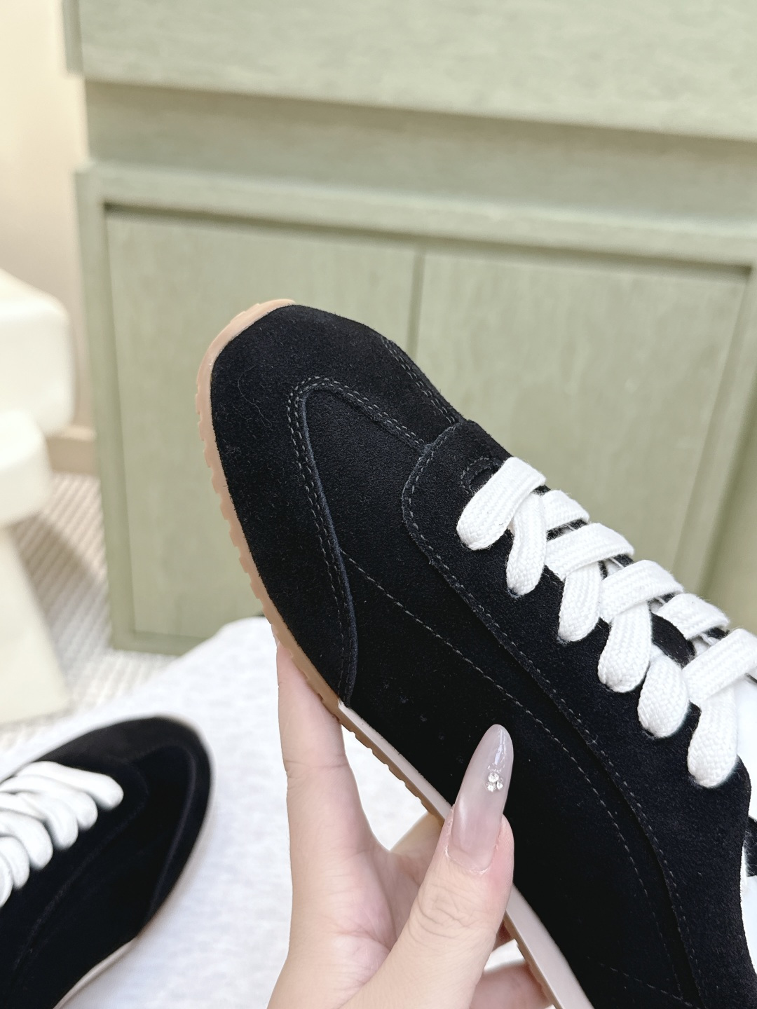 NO:492930,Purchase grade | D057Alo's first German training shoes, Alo Sunset, is officially released. It is inspired by Sunset Avenue in Los Angeles, and adopts a low-top design. The familiar alo style is minimalist and has a suede texture close to it!  The first two colors, Black and Sandstone!  Abby Gordon, chief design and marketing officer of Alo, believes that Sunset shoes are the most fashionable expression of the brand so far, proving that comfort and fashion can be achieved. Material ox back fleece, inner sheep lining, outsole rubber sole, shoe size 35-39/40 customized, non-return, casual shoes/sports shoes, sneakers, chamois leather19860909代购级｜D057Alo首款德训鞋 Alo Sunset 正式发售,以洛杉矶日落大道为灵感,采用低帮设计,熟悉的alo 式极简,麂皮质感近！首发双色,Black黑色、Sandstone砂砥色！Alo首席设计与营销官 Abby Gordon认为,Sunset鞋款是品牌迄今为止最具时尚感的表达,证明了舒适与时尚可以兼得. 材质牛反绒 内里羊里 大底橡胶大底 鞋码35-39/40定制不退换,休闲鞋/运动鞋,sneakers,chamois leather,Women's Shoes