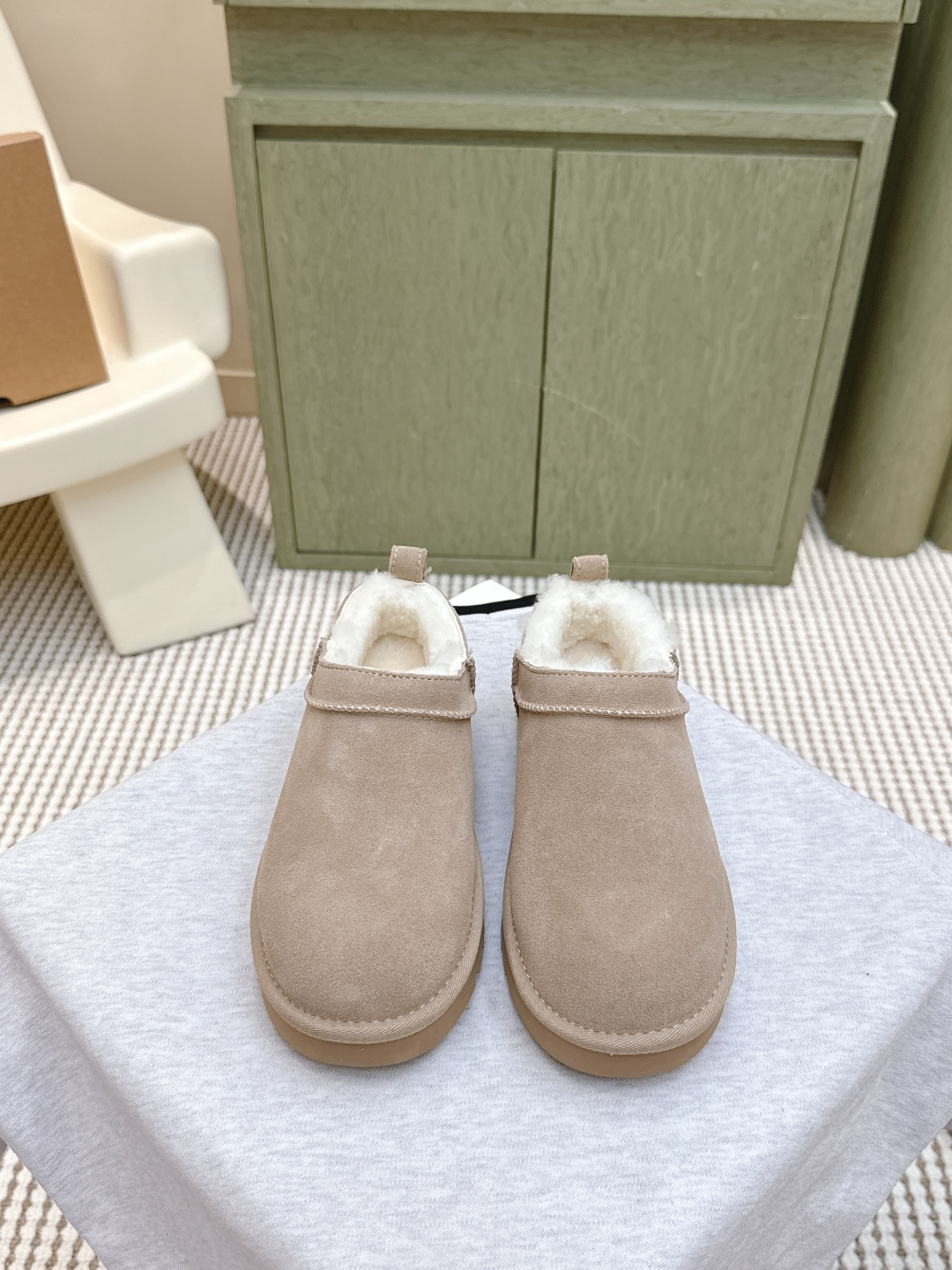 NO:494932,Purchase grade | D021ugg autumn and winter series, thin-bottomed snow boots short style. ugg is really a must-have every winter!  The latest thin-sole series ugg autumn and winter snow boots, this one is very suitable for tall people!  The height-enhancing effect of the shoes is not very large!  The thick hair of fried chicken inside is particularly warm!  It's very versatile in winter!  The colors are also very versatile!  The upper is made of cow back velvet to make the texture and wear-resistant!  The shoes are also very lightweight!  !  Material ox back velvet inner wool, outsole pure natural rubber outsole shoe size 35-39/40 customized non-return, snow boots, boots19860909代购级｜D021ugg秋冬系列 薄底雪地靴短款 ugg真的是每年冬天必备了！最新款薄底系列ugg秋冬雪地靴,这款很适合高个子哦！鞋子的增高效果没有很大幅度！内里炒鸡厚实的毛里特别温暖！在冬天特非常百搭！颜色也很百搭哦！鞋面采用牛反绒做出质感且耐磨损！鞋子整体也很轻便！！ 材质牛反绒 内里羊毛 大底纯天然橡胶大底 鞋码35-39/40定制不退换,雪地靴,boots,Women's Shoes