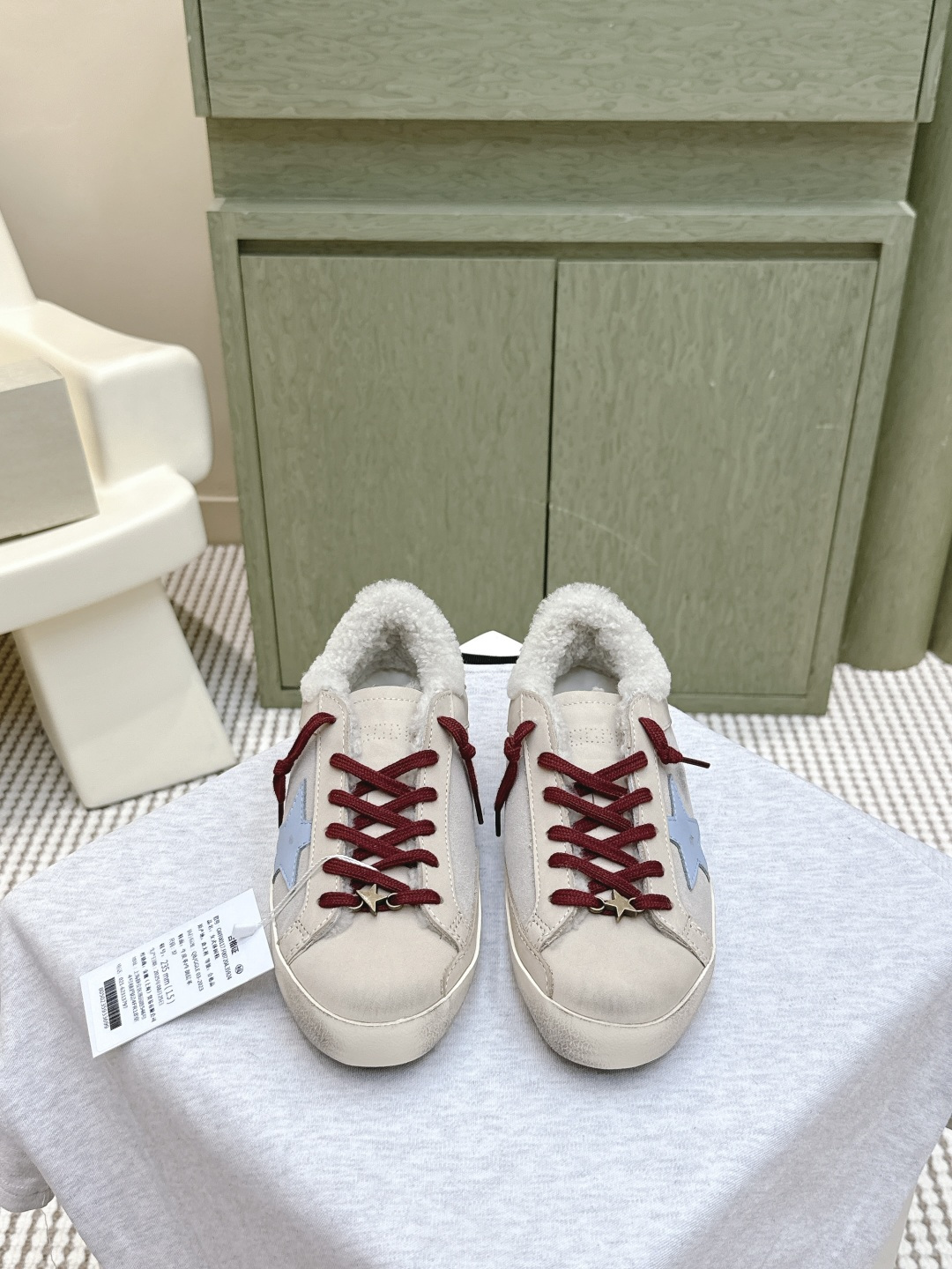 NO:494971,Purchase grade | D027GGDB dirty shoes and wool shoes OOTD|Cute real lamb wool has been planted in the GGDB ballstar series these days, so let's share it with you. I love it hard, the embarrassment of invisible heightening and refusing to be teased. Many master bloggers and celebrities are wearing small dirty shoes. They are beautiful and delicate, and the wool is thickened with velvet but not big. Their ballstar has been planted in the inner heightening, and the small one is planted in the small GGDB dirty shoes and wool shoes, the old essence is cute and real lamb wool, paired with the leading casual style, celebrity private servers are used to demonstrate their feet, looking at and keeping warm!  Lamb wool semi-tugging, no longer afraid of cold winter, the inner height of the fur insole is 3.5cm, which makes the legs look thin, and is versatile. SIZE35-40 size (40 custom-made, no return or exchange), casual shoes/sports shoes, sneakers19860909代购级｜D027GGDB 脏脏鞋毛鞋 OOTD|可爱的真羊羔毛 这几天被GGDB ballstar系列羊毛小脏鞋种草了,赶紧来分享给你们 狠狠爱了,隐形增高拒绝被调侃的尴尬,众多达人博主、明星都在穿的小脏鞋,颜值高上脚秀气,羊毛加绒加厚却不显脚大,他们家ballstar都是加了内增高,小个子狠狠被种草 GGDB 脏脏鞋毛鞋,做旧精髓可爱的真羊羔毛,搭配主导的休闲风,明星私服上脚示范,用心好看又保暖！羊羔毛半拖,冷冬也不再怕,毛鞋垫内增高3.5cm,妥妥的显腿瘦,百搭性杠杠的 SIZE35-40码（40定制不退换）,休闲鞋/运动鞋,sneakers,Women's Shoes