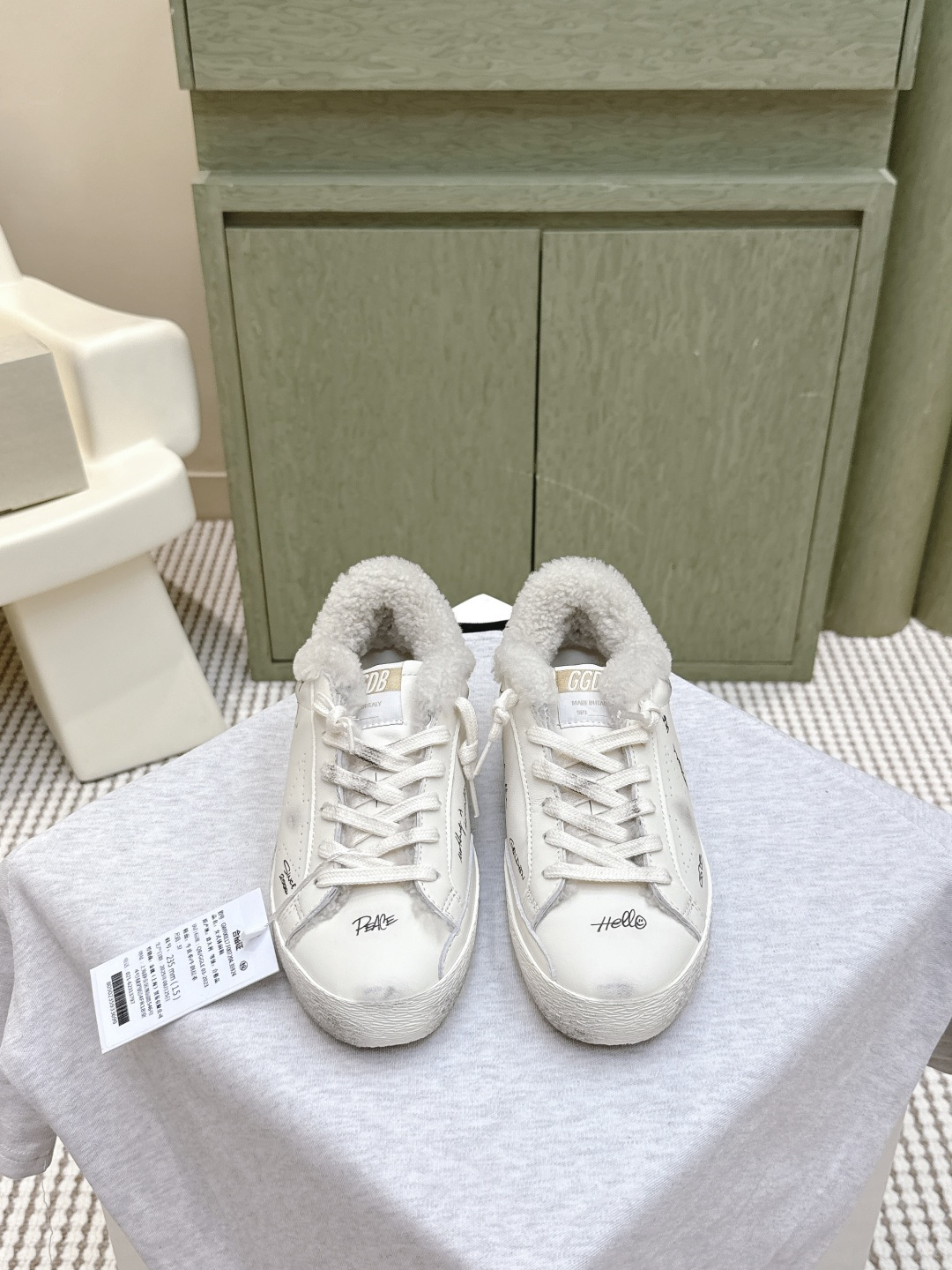 NO:494979,Purchase grade | D029GGDB dirty shoes and wool shoes OOTD|Cute real lamb wool shoes have been planted in the GGDB ballstar series these days, so let's share it with you. Love it hard, the embarrassment of invisible heightening and refusing to be teased. Many master bloggers and celebrities are wearing small dirty shoes. They are beautiful and delicate, and the wool is thickened with velvet but not big. Their ballstar has been planted in the inner heightening, and the small one is planted in the small GGDB dirty shoes and wool shoes, the old essence is cute and real lamb wool, paired with the leading casual style, celebrity private servers are used to demonstrate their feet, looking at and keeping warm!  Lamb wool semi-tugging, no longer afraid of cold winter, the inner height of the fur insole is 3.5cm, which makes the legs look thin, and is versatile. SIZE35-40 size (40 custom-made, no return or exchange), casual shoes/sports shoes, sneakers19860909代购级｜D029GGDB 脏脏鞋毛鞋 OOTD|可爱的真羊羔毛 这几天被GGDB ballstar系列羊毛小脏鞋种草了,赶紧来分享给你们 狠狠爱了,隐形增高拒绝被调侃的尴尬,众多达人博主、明星都在穿的小脏鞋,颜值高上脚秀气,羊毛加绒加厚却不显脚大,他们家ballstar都是加了内增高,小个子狠狠被种草 GGDB 脏脏鞋毛鞋,做旧精髓可爱的真羊羔毛,搭配主导的休闲风,明星私服上脚示范,用心好看又保暖！羊羔毛半拖,冷冬也不再怕,毛鞋垫内增高3.5cm,妥妥的显腿瘦,百搭性杠杠的 SIZE35-40码（40定制不退换）,休闲鞋/运动鞋,sneakers,Women's Shoes