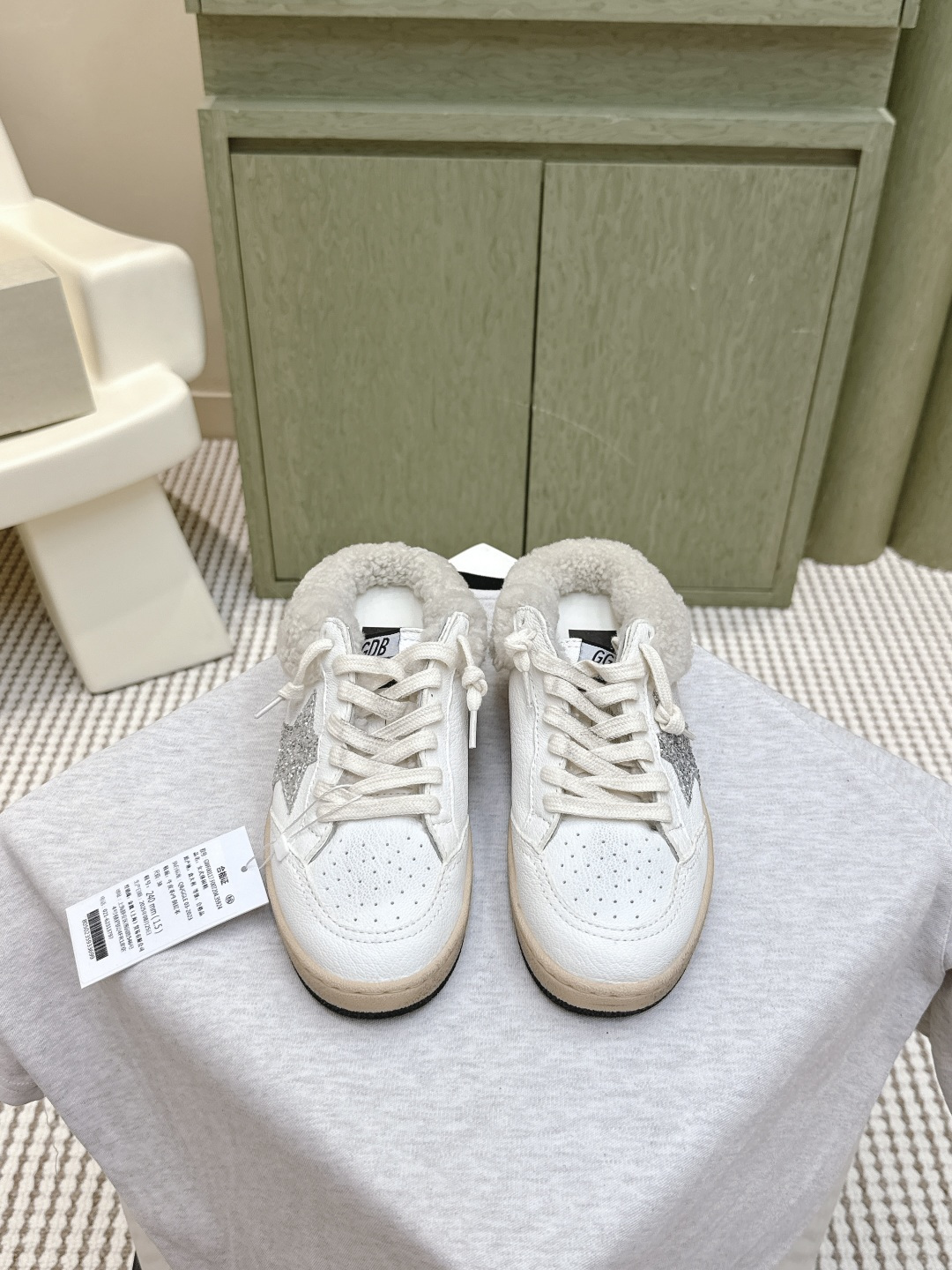 NO:494926,Purchase grade | D027GGDB dirty shoes and wool shoes OOTD|Cute real lamb wool has been planted in the GGDB ballstar series these days, so let's share it with you. I love it hard, the embarrassment of invisible heightening and refusing to be teased. Many master bloggers and celebrities are wearing small dirty shoes. They are beautiful and delicate, and the wool is thickened with velvet but not big. Their ballstar has been planted in the inner heightening, and the small one is planted in the small GGDB dirty shoes and wool shoes, the old essence is cute and real lamb wool, paired with the leading casual style, celebrity private servers are used to demonstrate their feet, looking at and keeping warm!  Lamb wool semi-tugging, no longer afraid of cold winter, the inner height of the fur insole is 3.5cm, which makes the legs look thin, and is versatile. SIZE35-40 size (40 custom-made, no return or exchange), casual shoes/sports shoes, sneakers19860909代购级｜D027GGDB 脏脏鞋毛鞋 OOTD|可爱的真羊羔毛 这几天被GGDB ballstar系列羊毛小脏鞋种草了,赶紧来分享给你们 狠狠爱了,隐形增高拒绝被调侃的尴尬,众多达人博主、明星都在穿的小脏鞋,颜值高上脚秀气,羊毛加绒加厚却不显脚大,他们家ballstar都是加了内增高,小个子狠狠被种草 GGDB 脏脏鞋毛鞋,做旧精髓可爱的真羊羔毛,搭配主导的休闲风,明星私服上脚示范,用心好看又保暖！羊羔毛半拖,冷冬也不再怕,毛鞋垫内增高3.5cm,妥妥的显腿瘦,百搭性杠杠的 SIZE35-40码（40定制不退换）,休闲鞋/运动鞋,sneakers,Women's Shoes