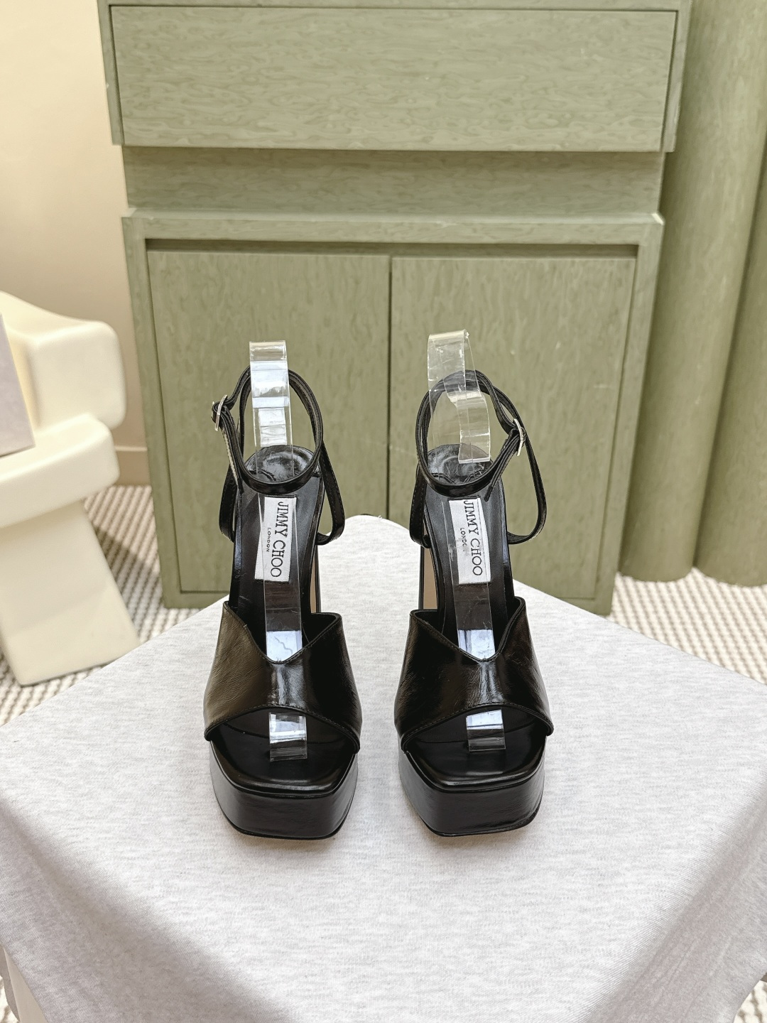 NO:494872,Purchase grade | D017Jimmytoo (Jimmy Week) New model in early spring of 26, high heel waterproof platform series!  The new hardware and metal decorative buckle is matched with a rear wrap strap and an open-toe square toe shoe shape, which sets off a sexy style with a light plate. The diamond-sided style is made of Swarovski crystal, and the mirrored Napa cowhide style is shiny!  A fashion sandal that stuns girls, creates a perfect interpretation of harmony and difference between girls. The simple way to wear satisfies every girl's heart. The water platform high heel molding is made of soft lines, depicting your exclusive tenderness. Bright tones, the agile color plate carefully matched, draws a dreamy and vibrant scene, gorgeous satin, and slender crystal embellish the heels, creating a highlight moment. The style is varied and the lens is followed by Jimmy Choo. 'Official genuine square head, absolutely one-to-one high-end product', combining 12.5cm flat slim high heels and waterproof table, carefully adjusting the last and opening the original mold, fashionable foreign blog  The simple two-character open-toe upper design is designed, with a classic style tied to the soles of the feet, which is infinitely soft and creates a highlight moment. The style is versatile and the lenses follow each other. Fairies will know the benefits after trying it on their feet~ This is a lot of resonance!  Top craftsmanship welcomes comparison!   Classic square toe shoe style, simple and elegant, retro modern or neat and clean solid colors, iconic heels, shine with neat lines. Highlights are foolproof, and the stunning style is determined by you. The tough outline collides with passionate tones, shining with the beauty of personality contrast. Jimmy Choo Inlay round and luster on the toes to reflect the charm of your outfit, shining every moment! It is shiny and charming, and easily moved. Jimmy Choo 2025 early spring series is blooming, reflecting the daily style. Fabric is silk satin hot diamond, mirror TPU material, Napa cowhide, high-quality lambskin, outsole, Italian three-A cowhide sole. Heel height is 12.5cm. Size35-39 (34 40 41 42 Custom made without return or replacement), sandals, jimmy  choo, jimmy choo, swarovski, sandals, cowhide, sheepskin, real silk, silk fabric19860909代购级｜D017Jimmytoo(吉米周) 26年初春新款,高跟防水台系列！ 全新款五金金属装饰扣,搭配后包圈带与露趾方头鞋形,衬托光板的性感款式,钻面款采用施华洛世奇水晶制作而成,镜面纳帕牛皮款,闪闪发光！ 一款让少女们惊艳满座的时装凉鞋,成就女孩子间 和而不同的完美释义.简约穿法满足每一位少女心,水台高跟开模成型柔和线条,描绘你的专属温柔. 明艳的色调,用心调配的灵动色盘,绘出梦幻活力景象,华丽的缎面,纤细的水晶点缀鞋跟就柔意无限,缔造高光时刻.风格千变镜头相随,与Jimmy Choo一起留下满分街. “官方正版方头,绝对一比一的高端货”,12.5cm扁细高跟与防水台结合,精心调楦、原版开模,时尚国外博 简约二字带露趾鞋面设计,经典风格系于脚掌上,柔意无限,缔造高光时刻.风格千变镜头相随,仙女们上脚一试便知其中好处～这个可是很多共鸣的哟！ 顶级工艺欢迎对比！  经典方头鞋型,简约大气,复古摩登或是利落干净的纯色,标志性跟鞋,以利落线条串联点点闪耀.高光时刻万无一失,斐然风采由你决定硬朗轮廓碰撞热情色调,闪耀出个性反差之美 Jimmy Choo 将圆润光泽镶嵌于足尖 为你的穿搭映亮魅力,璀璨每刻! 莹润动人,轻易动心 Jimmy Choo 2025初春系列纤彩绽放,映亮每日风彩 面料真丝绸缎烫钻,镜面TPU材料,纳帕牛皮 内料上等小羊皮 大底意大利三A级牛皮底. 跟高12.5cm. Size35－39（34 40 41 42定做不退不换）,凉鞋,jimmy choo,jimmy choo,swarovski,sandals,cowhide,sheepskin,real silk,silk fabric,Women's Shoes