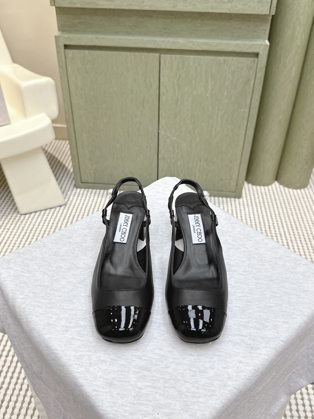 NO:494887,Purchase grade｜D066Jimmy Choo The highest quality, the latest splicing, thick heels, empty sandals, synchronous counter, exquisite, comfortable and casual, sweet, easy to satisfy without any resolving wind, blingbling sways to the face, a noble and elegant atmosphere, shining and not vulgar!  The shoe shape is very modified with the foot shape, the smooth lines show a sense of high-end feeling, and the foot is exquisite and age-reducing!  Fabric patent leather Gritte imported sheepskin, Italian leather outsole Heel height 4.5 Size35-41 (40 41 custom made without return), sandals, jimmy choo, sandals, sheepskin, Leather soles19860909代购级｜D066Jimmy Choo 最高品质 最新拼接 粗跟 后空凉鞋 同步专柜 主打精致 舒适度休闲 甜美  无解风都轻松满足 blingbling 迎面扑来高贵典雅的气息,闪亮不显庸俗！鞋型非常修饰脚型,流畅线条尽显高级感,上脚精致又减龄！ 面料漆皮 格利特 内里进口羊皮, 意大利真皮大底 跟高4.5 Size35-41（40 41订做不退换）,凉鞋,jimmy choo,sandals,sheepskin,Leather soles,Women's Shoes