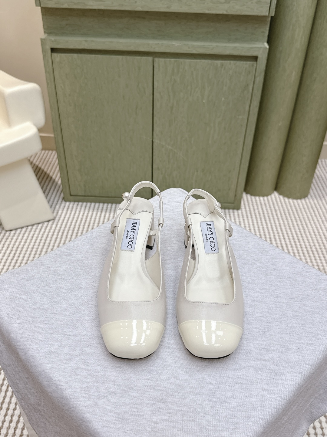 NO:494894,Purchase grade｜D066Jimmy Choo The highest quality, the latest splicing, thick heels, empty sandals, synchronous counter, exquisite, comfortable and casual, sweet, easy to satisfy without any resolving wind, blingbling sways to the face, a noble and elegant atmosphere, shining and not vulgar!  The shoe shape is very modified with the foot shape, the smooth lines show a sense of high-end feeling, and the foot is exquisite and age-reducing!  Fabric patent leather Gritte imported sheepskin, Italian leather outsole Heel height 7.5 Size35-41 (40 41 custom made without return), sandals, jimmy choo, sandals, sheepskin, Leather soles19860909代购级｜D066Jimmy Choo 最高品质 最新拼接 粗跟 后空凉鞋 同步专柜 主打精致 舒适度休闲 甜美  无解风都轻松满足 blingbling 迎面扑来高贵典雅的气息,闪亮不显庸俗！鞋型非常修饰脚型,流畅线条尽显高级感,上脚精致又减龄！ 面料漆皮 格利特 内里进口羊皮, 意大利真皮大底 跟高7.5 Size35-41（40 41订做不退换）,凉鞋,jimmy choo,sandals,sheepskin,Leather soles,Women's Shoes