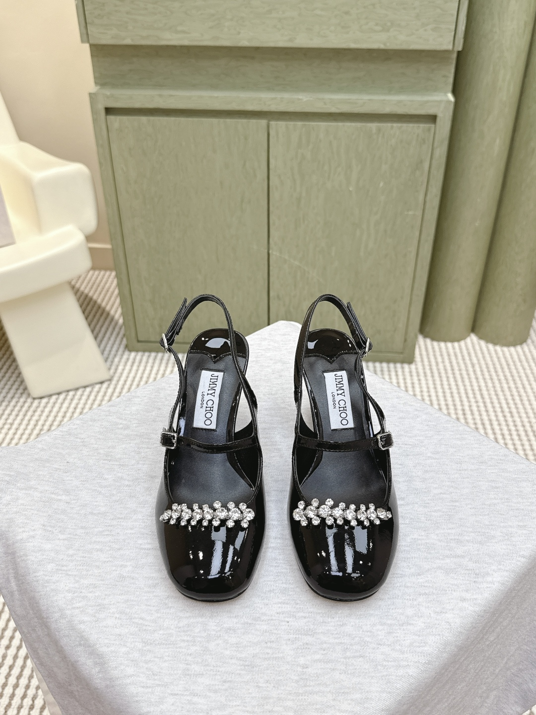 NO:494880,Purchase grade｜D067Jimmy Choo The highest quality, the latest splicing, thick heels, empty sandals, synchronous counter, exquisite, comfortable and casual, sweet, easy to satisfy without any resolving wind, blingbling sways to the face, a noble and elegant atmosphere, shining and not vulgar!  The shoe shape is very modified with the foot shape, the smooth lines show a sense of high-end feeling, and the foot is exquisite and age-reducing!  Fabric patent leather Gritte imported sheepskin, Italian leather outsole Heel height 7.5 Size35-41 (40 41 custom made without return), sandals, jimmy choo, sandals, sheepskin, Leather soles19860909代购级｜D067Jimmy Choo 最高品质 最新拼接 粗跟 后空凉鞋 同步专柜 主打精致 舒适度休闲 甜美  无解风都轻松满足 blingbling 迎面扑来高贵典雅的气息,闪亮不显庸俗！鞋型非常修饰脚型,流畅线条尽显高级感,上脚精致又减龄！ 面料漆皮 格利特 内里进口羊皮, 意大利真皮大底 跟高7.5 Size35-41（40 41订做不退换）,凉鞋,jimmy choo,sandals,sheepskin,Leather soles,Women's Shoes