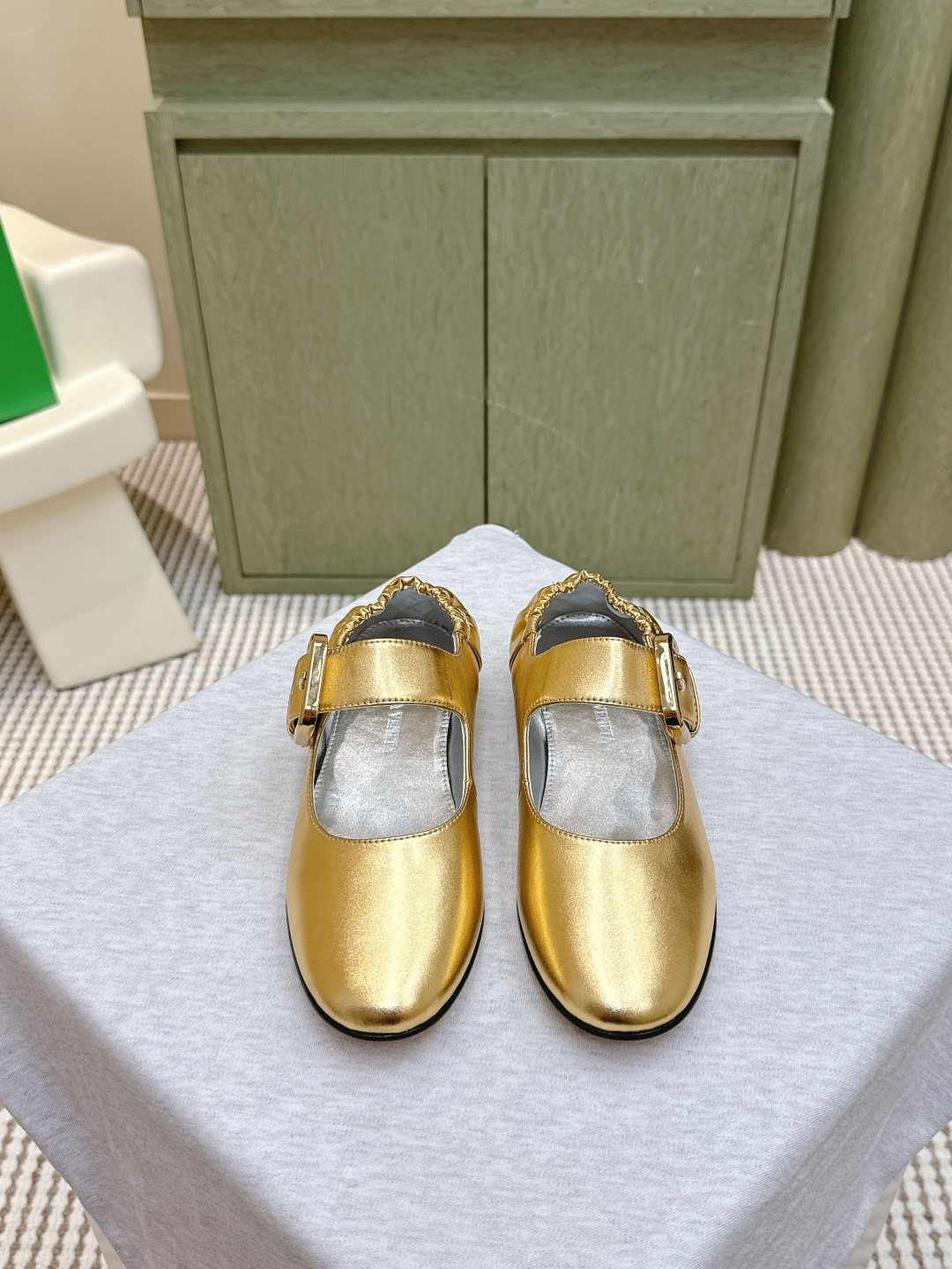 NO:494910,Purchase grade｜0677 Mary Zhen flat shoes BV Sharp Chain Pum Full leather Heel Family elements Weaving series High version Round head Must-have for commuting BV early autumn series All are so beautiful Elegant materials used on shoes intellectually elegant and capable, full of high-end small square head design is beautiful~~ The fabric is made of original consistent lambskin and fixed technology pursues the perfect internal craftsmanship. Heels are used for foot pads. Never sloppy original outsole craftsmanship. Brand classics. Italian leather outsole is selected for the new season. With dyeing technology, black rubber square craftsmanship, comfortable and high-end square heel design makes travel more comfortable. Size 35-42 (40 41 42 customized sizes) Configure original packaging. Stainless steel craftsmanship logo bags, single shoes, bottega veneta, mary  jane sheepskin Leather soles19860909代购级｜0677玛丽珍平底单鞋 BV Sharp Chain Pum 全真皮 后跟 家族元素 编织系列 高版本 圆头 通勤必备 BV早秋系列 都好美啊 优雅材质运用在鞋履上知性优雅干练, 满满的高级感小方头设计美美哒～～ 面料选用原版一致小羊皮 以及定型科技追求内部工艺完美 鞋跟 垫脚选用小羊皮 绝不马虎 原版大底工艺 品牌经典之作 新季选用意大利真皮大底 配合清染技术 搭配黑色橡胶方块工艺 舒适高端 方形小跟设计 让出行更舒适 码数 35-42 (40 41 42定制码数) 配置原版包装 烫胶工艺logo布袋,单鞋,bottega veneta,mary jane,sheepskin,Leather soles,Women's Shoes