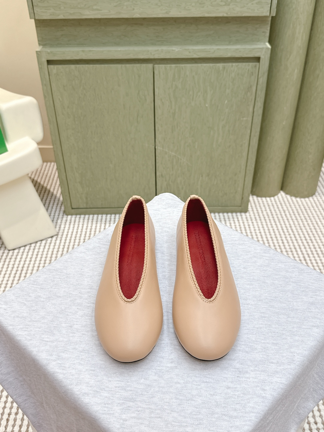 NO:494916,Purchase grade｜0679 Mary Zhen flat shoes BV Sharp Chain Pum Full leather Heel Family elements Weaving series High-version Round head Must-have for commuting BV early autumn series All are so beautiful Elegant materials used on shoes intellectually elegant and capable, full of high-end small square head design is beautiful~~ The fabric is made of original consistent lambskin and the styling technology pursues the perfect internal craftsmanship. Heels are used for foot pads. Never sloppy original sole craftsmanship. Brand classics. Italian leather sole is selected in the new season. With dyeing technology, black rubber square craftsmanship, comfortable and high-end square heel design makes travel more comfortable. Size 35-42 (40 41 42 customized sizes) Configure original packaging. Stainless steel craftsmanship logo bags, single shoes, bottega veneta, mary  jane sheepskin Leather soles19860909代购级｜0679玛丽珍平底单鞋 BV Sharp Chain Pum 全真皮 后跟 家族元素 编织系列 高版本 圆头 通勤必备 BV早秋系列 都好美啊 优雅材质运用在鞋履上知性优雅干练, 满满的高级感小方头设计美美哒～～ 面料选用原版一致小羊皮 以及定型科技追求内部工艺完美 鞋跟 垫脚选用小羊皮 绝不马虎 原版大底工艺 品牌经典之作 新季选用意大利真皮大底 配合清染技术 搭配黑色橡胶方块工艺 舒适高端 方形小跟设计 让出行更舒适 码数 35-42 (40 41 42定制码数) 配置原版包装 烫胶工艺logo布袋,单鞋,bottega veneta,mary jane,sheepskin,Leather soles,Women's Shoes