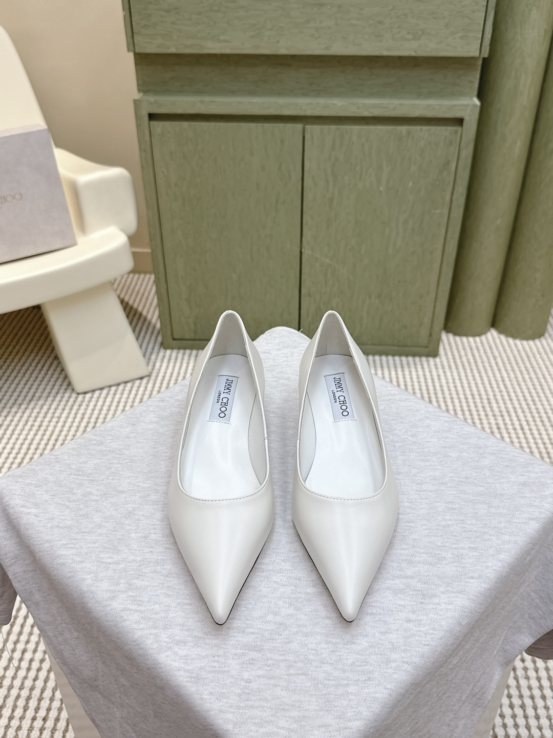 NO:494886,Purchase grade｜D053Jimmy Choo Inlay the round and luster on the toes to reflect the charm of your outfit and shine every moment! It is shiny and charming, and easily touching Jimmy Choo 2025 autumn series, slim and colorful, brightening, and brightening the daily style Fabric suede sheepskin Inner sheepskin Outsole genuine leather outsole Heel height 3.5cm Size35-39 (40 41 42 Custom made without return or replacement)., Single shoes, jimmy choo, sheepskin, chamois leather, Leather soles19860909代购级｜D053Jimmy Choo 将圆润光泽镶嵌于足尖 为你的穿搭映亮魅力,璀璨每刻! 莹润动人,轻易动心Jimmy Choo 2025秋款系列 纤彩绽放,映亮每日风采 面料麂皮 羊皮 内料羊皮 大底真皮大底 跟高3.5cm Size35－39（ 40 41 42定做不退不换）.,单鞋,jimmy choo,sheepskin,chamois leather,Leather soles,Women's Shoes