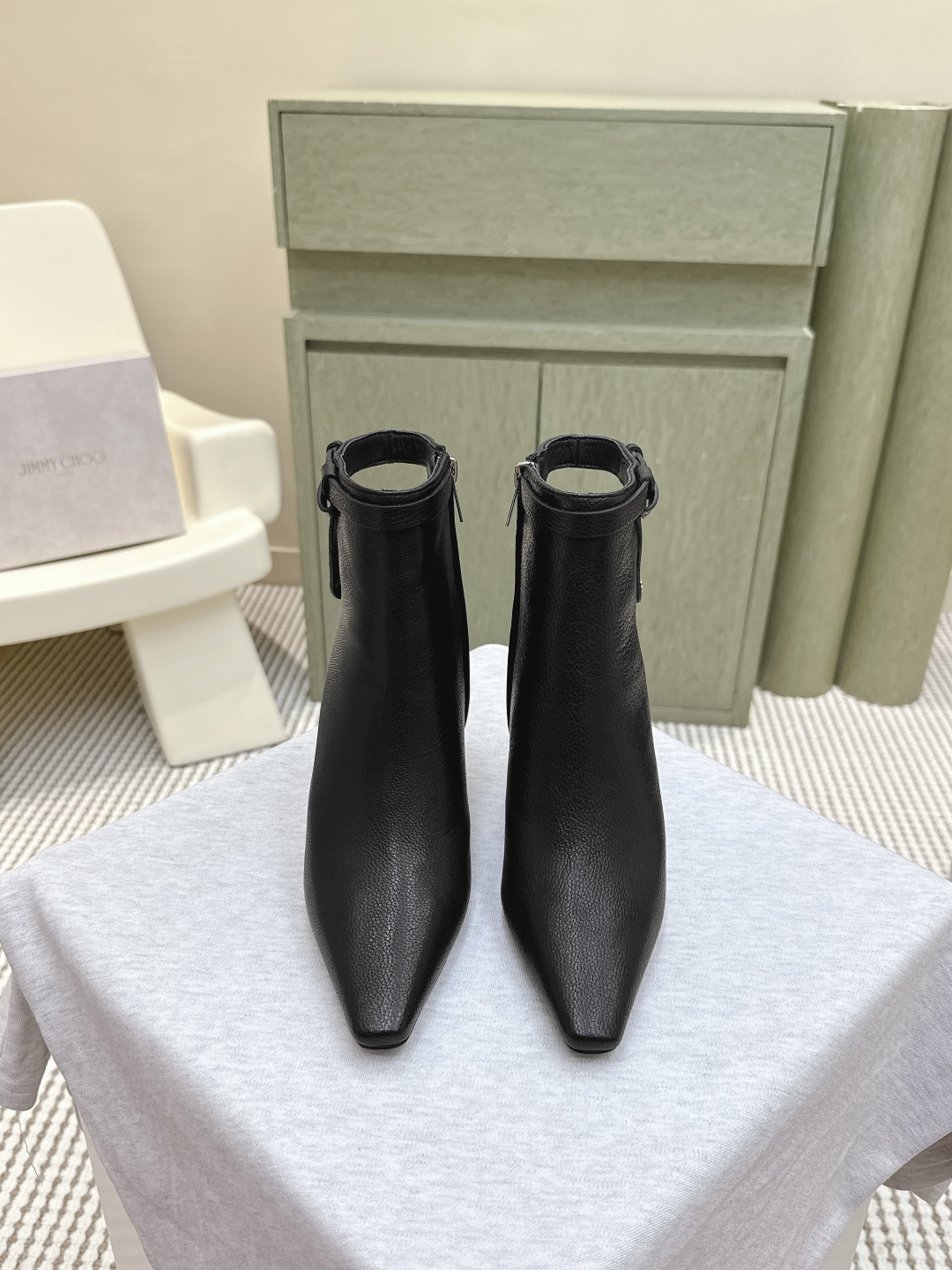 NO:494864,Purchase grade｜D716JIMMY CHOO Zhou Yangjie 25ss New autumn and winter simple pointed calfskin high-heeled boots Original cover, perfect lines, simple and atmospheric, thick heels on the feet, comfortable and versatile, and can also lengthen the legs to make them look taller, slim and longer, JC is best at sweetness, adding tempting sexy fabric Italian imported calfskin, crystal sheepskin, soles Italian leather outsole Heel height 8.5cm Size#35-39 (40 41 42 Custom made without return), boots, jimmy choo, boots, cowhide, sheepskin, Leather soles19860909代购级｜D716JIMMY CHOO 周仰杰 25ss 秋冬新款简约尖头小牛皮高跟短靴 原版套楦,完美的线条,简约大气上脚显气质粗跟舒适百搭 还能拉长双腿显高显瘦显腿长,JC最擅长的女生甜美,更是添加了诱惑的性感 面料意大利进口小牛皮 内里进口水晶羊皮 鞋底意大利真皮大底 跟高8.5cm Size#35-39（40 41 42订做不退换）,靴子,jimmy choo,boots,cowhide,sheepskin,Leather soles,Women's Shoes