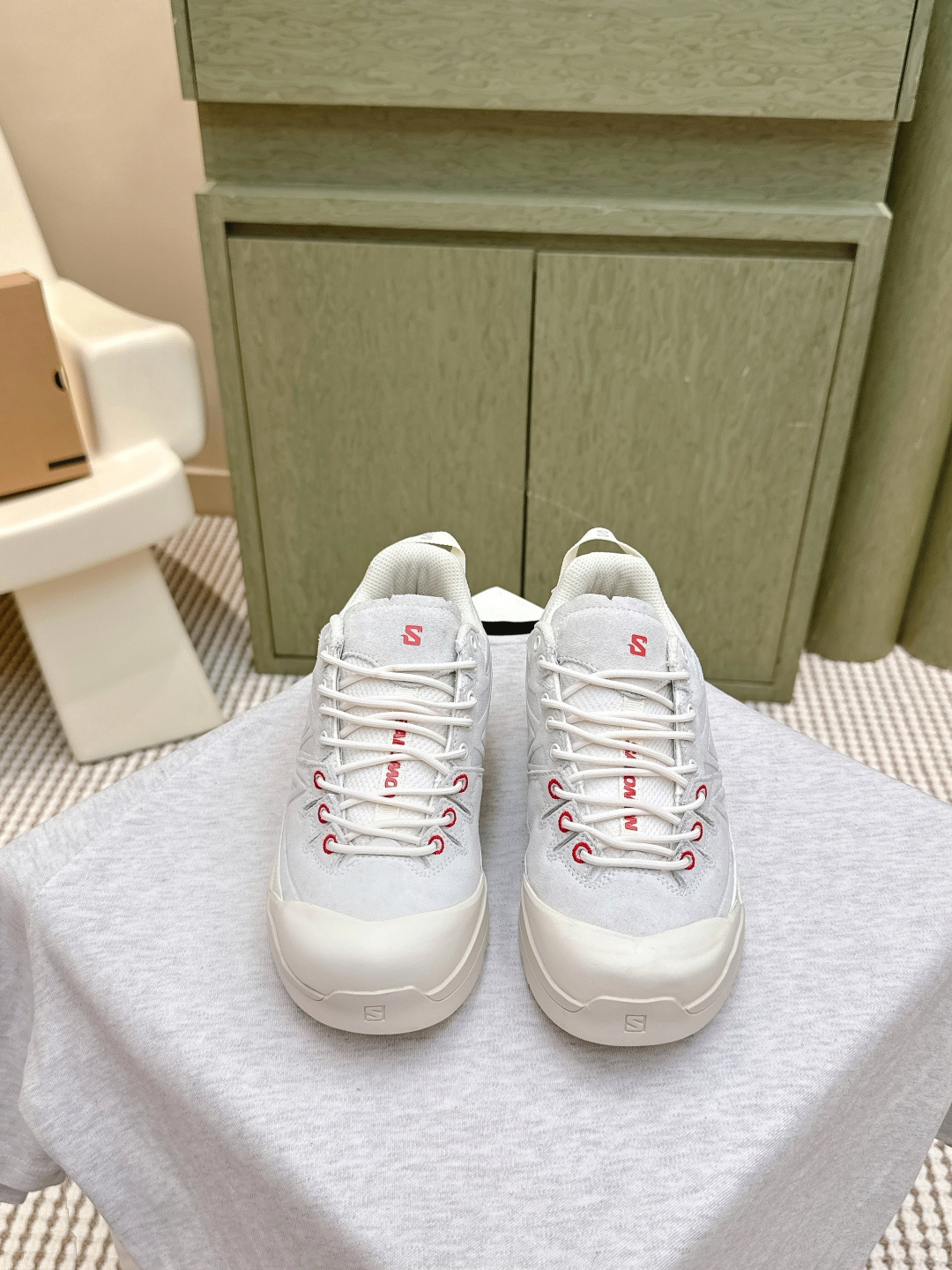 NO:494850,Purchase grade｜D062SALOMON XT WHISPER Salomon Outdoor Casual Sports Shoes Original Purchase and Development Production A new interpretation focuses on its aerodynamic appearance, with the iconic white and cream color bringing urban style. The other pair is made of pure black to highlight the textured details. The iconic sneakers are refined into a new urban classic to bring a quiet atmosphere to SALOMON Fabric: original imported cowhide + breathable mesh. Inside original imported breathable mesh. Sole original open mold-proof rubber outsole. Sole thickness 4CM Size: women's 35-40 (40 custom made without return) (men's development), casual shoes/sneakers, cowhide19860909代购级｜D062SALOMON XT WHISPER 萨洛蒙户外 休闲 运动鞋 原版购入开发 做货 全新演绎的专注于其空气动力学的外观上,标志性白色与奶油色带来都市风格. 另一双则以纯粹的黑色打造,突出富质感的细节,标志性运动鞋被提炼为新的都市经典 为 SALOMON带来静谧气息 面料:原版进口牛皮+透气网面.内里原版进口透气网里 鞋底原版开模防滑橡胶大底 底厚4CM Size:女款35-40（40订做不退换）（男款开发中）,休闲鞋/运动鞋,sneakers,cowhide,Women's Shoes