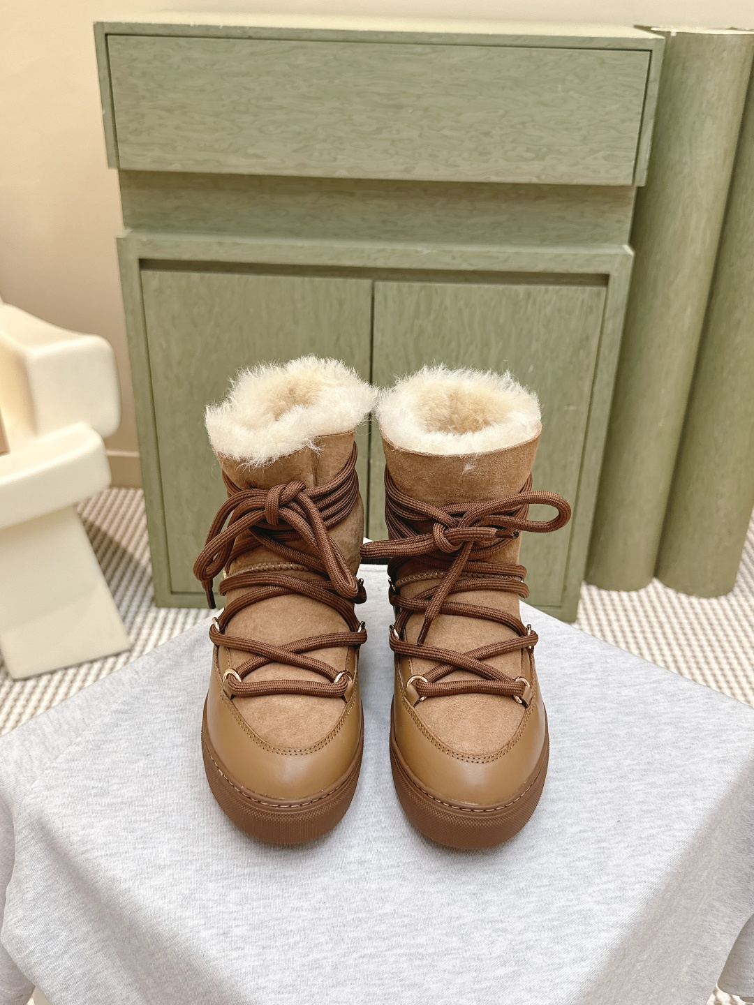 NO:494814,Purchase grade | D0273INUIKII trendy brand wool integrated snow boots | 5 New counters are synchronized with winter thick-soled boots. This sponge cake thick-soled boots are very popular this year. It is super cool to wear (increase height) and has a strong personality!  Trendy styles bomb the streets!  The same style as major internet celebrities!  Hot style: imported down leather and wool, thick sole, sponge cake with logo, anti-slip sole, this shoe is very comfortable on the feet, and the foot feels great. The sole is 4.5cm thick, size 35-40, 40 customized!  Full set of simultaneous gift boxes for counters!  ,snow boots,boots,down jacket,cowhide19860909代购级｜D0273INUIKII潮牌羊毛一体雪地靴 | 5 新款专柜同步冬季厚底靴,这款松糕厚底靴今年非常爆,穿上（增高）超酷个性非常强！潮派炸街！各大网红明星同款！爆款 面料进口羽绒牛皮面羊毛一体 厚底松糕,带logo 防滑鞋底,这款鞋子上脚非常舒服,脚感很棒 底厚4.5cm 码数35-40 40定制！ 全套专柜同步礼盒包装！,雪地靴,boots,down jacket,cowhide,Women's Shoes