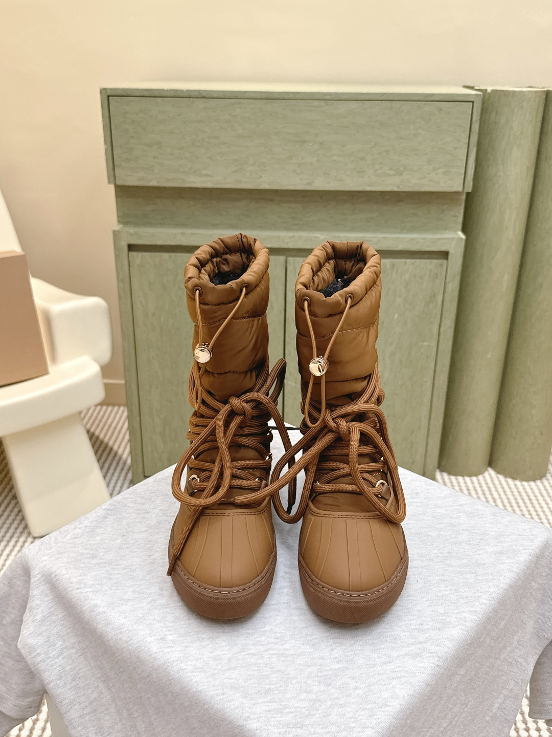 NO:494823,Purchase grade | D0276INUIKII trendy brand wool integrated snow boots | 5 new counters synchronized winter fashion trendy boots. This sponge cake thick-soled boots are very popular this year, and they are super cool and have a strong personality!  Trendy styles bomb the streets!  The same style as major internet celebrities!  Hot style: imported down leather and wool, thick sole, sponge cake with logo, anti-slip sole, this shoe is very comfortable on the feet, and the foot feels great. The sole is 3cm thick, size 35-40, 40 customized!  Full set of simultaneous gift boxes for counters!  ,snow boots,boots,down jacket,cowhide19860909代购级｜D0276INUIKII潮牌羊毛一体雪地靴 | 5 新款专柜同步冬季时装潮靴,这款松糕厚底靴今年非常爆,穿上超酷个性非常强！潮派炸街！各大网红明星同款！爆款 面料进口羽绒牛皮面羊毛一体 厚底松糕,带logo 防滑鞋底,这款鞋子上脚非常舒服,脚感很棒 底厚3cm 码数35-40 40定制！ 全套专柜同步礼盒包装！,雪地靴,boots,down jacket,cowhide,Women's Shoes