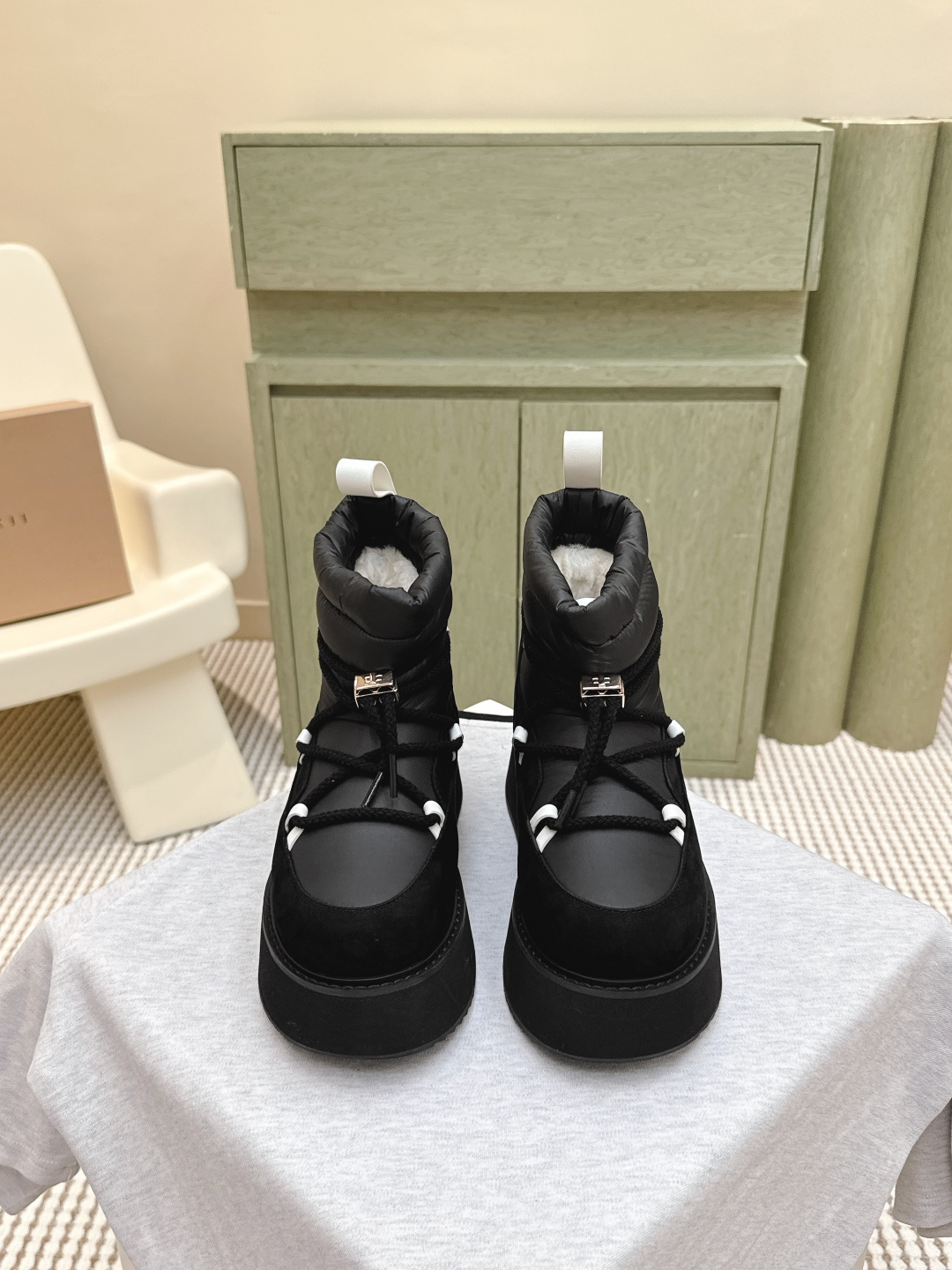 NO:494832,Purchase grade | D0271INUIKII trendy brand wool integrated snow boots | 5 New counters are synchronized with winter thick-soled boots. This sponge cake thick-soled boots are very popular this year. It is super cool to wear (increase height) and has a strong personality!  Trendy styles bomb the streets!  The same style as major internet celebrities!  Hot style: imported down leather and wool, thick sole, sponge cake with logo, anti-slip sole, this shoe is very comfortable on the feet, and the foot feels great. The sole is 4.5cm thick, size 35-40, 40 customized!  Full set of simultaneous gift boxes for counters!  ,snow boots,boots,down jacket,cowhide19860909代购级｜D0271INUIKII潮牌羊毛一体雪地靴 | 5 新款专柜同步冬季厚底靴,这款松糕厚底靴今年非常爆,穿上（增高）超酷个性非常强！潮派炸街！各大网红明星同款！爆款 面料进口羽绒牛皮面羊毛一体 厚底松糕,带logo 防滑鞋底,这款鞋子上脚非常舒服,脚感很棒 底厚4.5cm 码数35-40 40定制！ 全套专柜同步礼盒包装！,雪地靴,boots,down jacket,cowhide,Women's Shoes