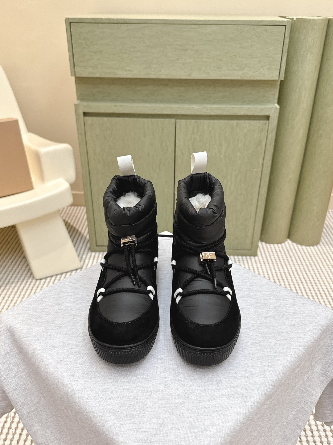 NO:494841,Purchase grade | D0279INUIKII trendy brand wool integrated snow boots | 5 New counters are synchronized with winter thick-soled boots. This sponge cake thick-soled boots are very popular this year. It is super cool to wear (increase height) and has a strong personality!  Trendy styles bomb the streets!  The same style as major internet celebrities!  Hot style: imported down leather and wool, thick sole, sponge cake with logo, anti-slip sole, this shoe is very comfortable on the feet, and the foot feels great. The sole is 4.5cm thick, size 35-40, 40 customized!  Full set of simultaneous gift boxes for counters!  ,snow boots,boots,down jacket,cowhide19860909代购级｜D0279INUIKII潮牌羊毛一体雪地靴 | 5 新款专柜同步冬季厚底靴,这款松糕厚底靴今年非常爆,穿上（增高）超酷个性非常强！潮派炸街！各大网红明星同款！爆款 面料进口羽绒牛皮面羊毛一体 厚底松糕,带logo 防滑鞋底,这款鞋子上脚非常舒服,脚感很棒 底厚4.5cm 码数35-40 40定制！ 全套专柜同步礼盒包装！,雪地靴,boots,down jacket,cowhide,Women's Shoes