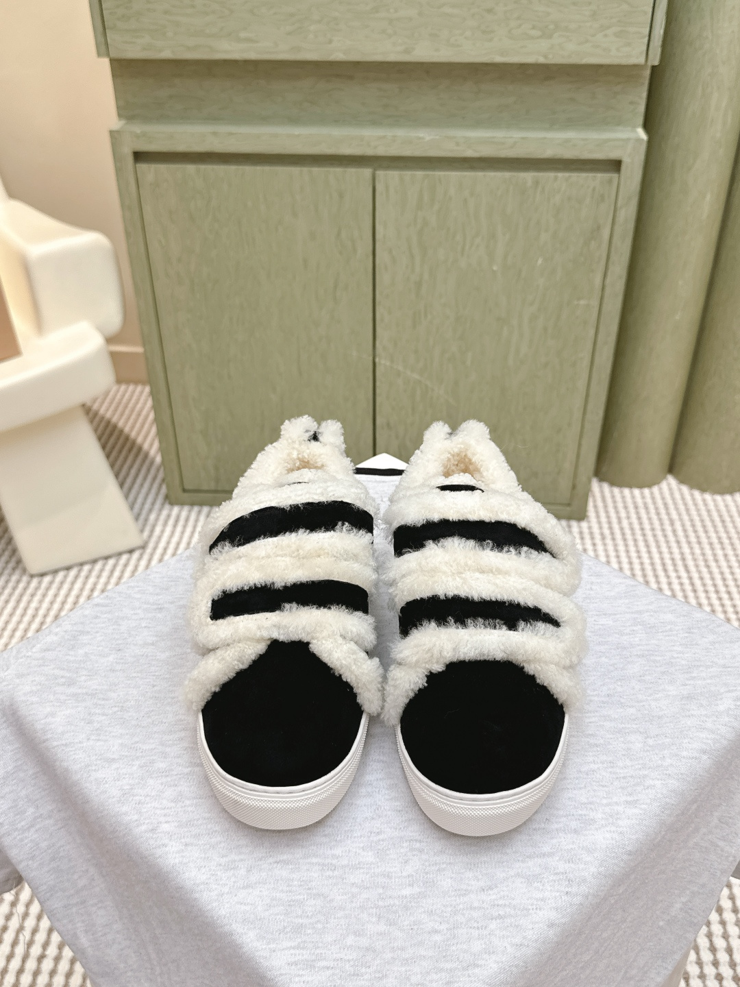 NO:494800,Purchase grade | D0295INUIKII trendy brand wool integrated bag-toe semi-torque and single shoes | 5 New counters are synchronized with winter thick-soled shoes. This sponge cake thick-soled shoes are very popular this year. They are super cool to wear (increase height) and have a strong personality!  Trendy styles bomb the streets!  The same style as major internet celebrities!  Hot style, fabric, cowhide, wool, thick sole, sponge cake with logo, anti-slip sole, this shoe is very comfortable on the feet, and the foot feels great. The sole is 4.5cm thick, size 35-40, 40 customized!  Full set of simultaneous gift boxes for counters!  , semi-dragged fur shoes, cowhide19860909代购级｜D0295INUIKII潮牌羊毛一体包头半拖及单鞋 | 5 新款专柜同步冬季厚底鞋,这款松糕厚底鞋今年非常爆,穿上（增高）超酷个性非常强！潮派炸街！各大网红明星同款！爆款 面料牛皮面羊毛一体 厚底松糕,带logo 防滑鞋底,这款鞋子上脚非常舒服,脚感很棒 底厚4.5cm 码数35-40 40定制！ 全套专柜同步礼盒包装！,半拖毛毛鞋,cowhide,Women's Shoes