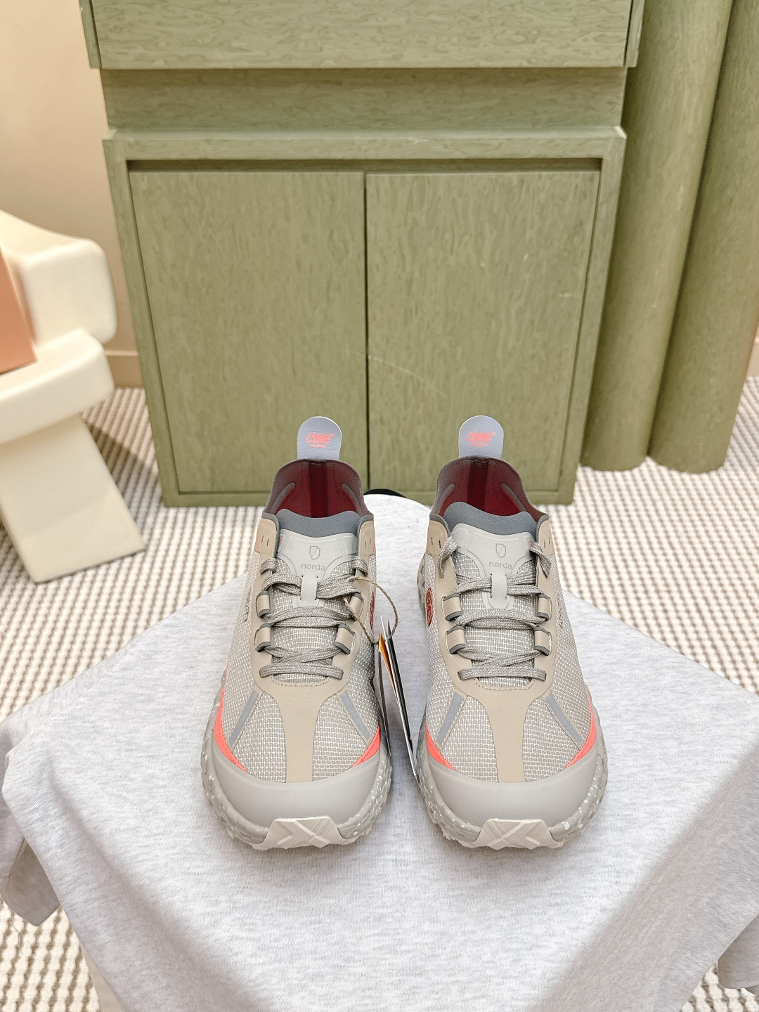 NO:494898,Purchase grade | D773Norda Women's outdoor sneakers are designed for brave men who challenge wilderness and mountains. They use cutting-edge technology and high-performance materials, and the lightweight shoe body is matched with strong grip, without fear of steep rock walls, muddy trails or slippery streams. Every step is as stable as a rock. Vibram super powerful sole Bionic tooth pattern design, climbing and wading like walking on the flat ground. Dynamic cushioning midsole absorbs impact, and long-distance hiking is still comfortable and tiring. Breathable and waterproof technology GORE-TEX lining, keeps dry while raining and hot. Lightweight wear-resistant upper Anti-tearing material, facing gravel thorns, and still as durable as new. Size 35-39, casual shoes/sports shoes, sneakers19860909代购级｜D773Norda 女款户外运动鞋  专为挑战荒野与山野的勇者设计.采用尖端科技与高性能材质,轻量化鞋身搭配强悍抓地力,无惧陡峭岩壁、泥泞小径或湿滑溪流,每一步都稳如磐石.   Vibram 超强大底 仿生齿纹设计,攀岩涉水如履平地.  动态缓震中底 吸收冲击力,长距离徒步依旧舒适不累脚. 透气防水科技 GORE-TEX 内衬,暴雨闷热皆保持干爽.  轻量耐磨鞋面 抗撕裂材质,直面碎石荆棘,依旧耐久如新.  码数35-39,休闲鞋/运动鞋,sneakers,Women's Shoes