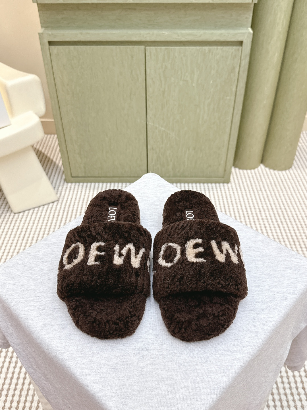 NO:497909,Purchase grade | D11915 LOEWE mainly promotes the wool slipper series, new products are launched, and the main series of shoes that were inspired by the Fengu table foot design was transformed into this year's show. The new slippers of the season are known to be designed to be full of high-end, high-end, elegant and versatile, and never out of date. The following steps of fashion trends cannot be lost. The fabric is made of original version, with custom-made wool, and the inner and footbed wool. The counter is synchronized with the bottom!  Size:# 35-41 (40.41 Custom made), fur shoes and slippers, loewe, loewe, slippers19860909代购级 | D11915 LOEWE罗意威走秀主推羊毛拖鞋系列,新品上线,芬具桌脚设计灵感改创于今年秀场的主推系列鞋履 当季新品拖鞋,众所周知,鞋子永远设计为高级感满满的,高端大气上档次且百搭永不过时,时尚潮流追随的脚步却无法落下 面料选用原版一比一定制羊毛,内里和垫脚羊毛 专柜同步大底！ Size:# 35-41（40.41 定做）,毛毛鞋拖鞋,loewe,loewe,slippers,Women's Shoes