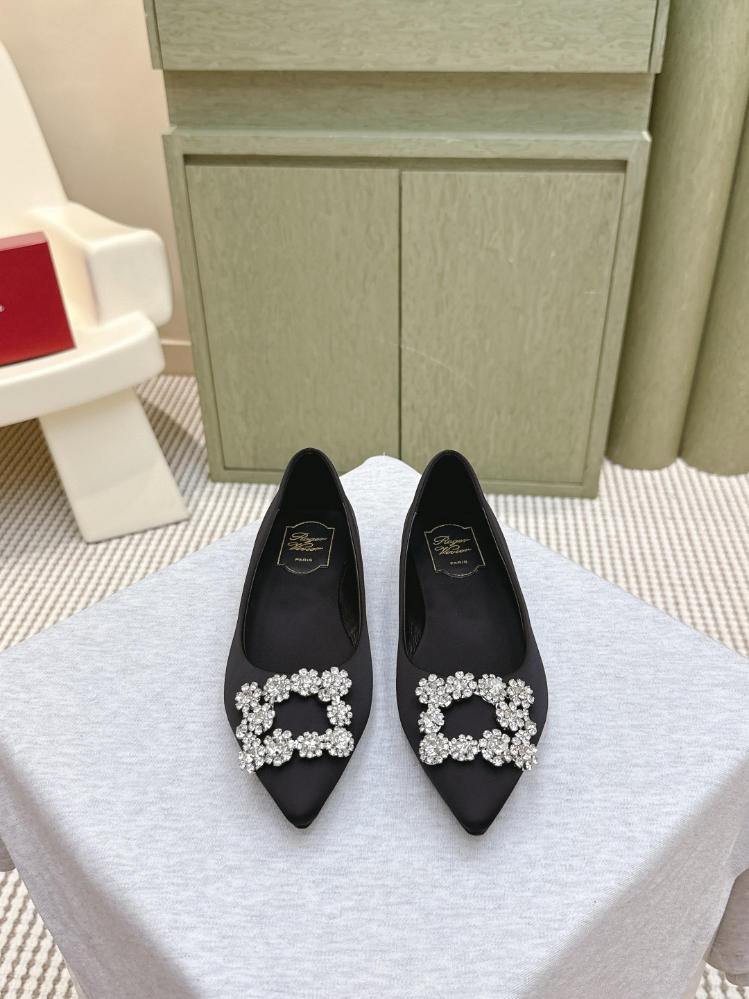 NO:497943,Purchase grade｜D0875 counter new silk square buckle single shoe series is available ★★★★★★ A high-quality style, the new metal square buckle is luxurious and exquisite, full of high-end feel, commuter style and celebrity style are all right. The upper original silk lining: sheepskin inner lining + footbed sheepskin outsole Italian printing sheet Shoe size: 34-40 (34 40 custom-made non-return and exchange) Heel height: flat sole Delivery luxury latest counter synchronous packaging, single shoes, sheepskin, real silk19860909代购级｜D0875专柜新款真丝方扣单鞋系列上新 ★★★★★ 气质高级的一款,新款金属方扣上脚奢华精致,高级感满满,通勤风名媛风都妥 鞋面原版真丝 内里: 羊皮内里+垫脚羊皮 大底意大利印刷片 鞋码: 34-40（34 40定制不退换） 跟高: 平底 配送豪华最新专柜同步包装,单鞋,sheepskin,real silk,Women's Shoes