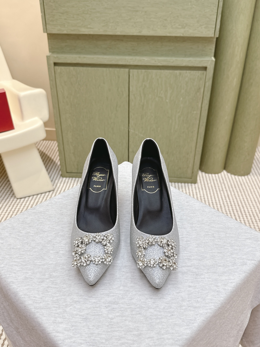 NO:497902,Purchase grade｜D0875 counter new silk square buckle single shoe series is available ★★★★★ A high-quality style, the new metal square buckle is luxurious and exquisite, full of high-end feel, commuter style and celebrity style are all right. The upper original silk lining: sheepskin inner lining + footbed sheepskin outsole Italian printing sheet Shoe size: 34-40 (34 40 custom-made without return) Heel height: 6.5cm Delivery luxury latest counter synchronous packaging, single shoes, sheepskin, real silk19860909代购级｜D0875专柜新款真丝方扣单鞋系列上新 ★★★★★ 气质高级的一款,新款金属方扣上脚奢华精致,高级感满满,通勤风名媛风都妥 鞋面原版真丝 内里: 羊皮内里+垫脚羊皮 大底意大利印刷片 鞋码: 34-40（34 40定制不退换） 跟高: 6.5cm 配送豪华最新专柜同步包装,单鞋,sheepskin,real silk,Women's Shoes