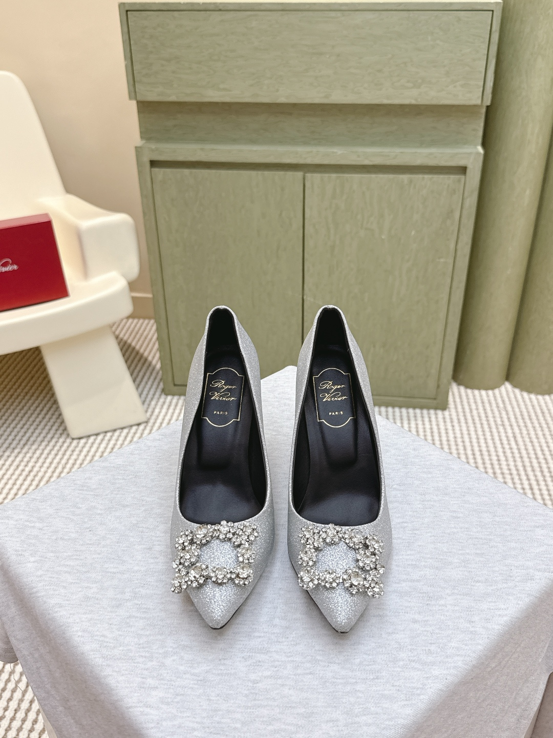 NO:497906,Purchase grade｜D0875 counter new silk square buckle single shoe series ★★★★★★ A high-quality style, the new metal square buckle is luxurious and exquisite, full of high-end feel, commuter style and celebrity style are all right. The upper original silk lining: sheepskin inner lining + footbed sheepskin outsole Italian printing sheet Shoe size: 34-40 (34 40 custom-made without return) Heel height: 8.5cm Delivery luxury latest counter synchronous packaging, single shoes, sheepskin, real silk19860909代购级｜D0875专柜新款真丝方扣单鞋系列上新 ★★★★★ 气质高级的一款,新款金属方扣上脚奢华精致,高级感满满,通勤风名媛风都妥 鞋面原版真丝 内里: 羊皮内里+垫脚羊皮 大底意大利印刷片 鞋码: 34-40（34 40定制不退换） 跟高: 8.5cm 配送豪华最新专柜同步包装,单鞋,sheepskin,real silk,Women's Shoes