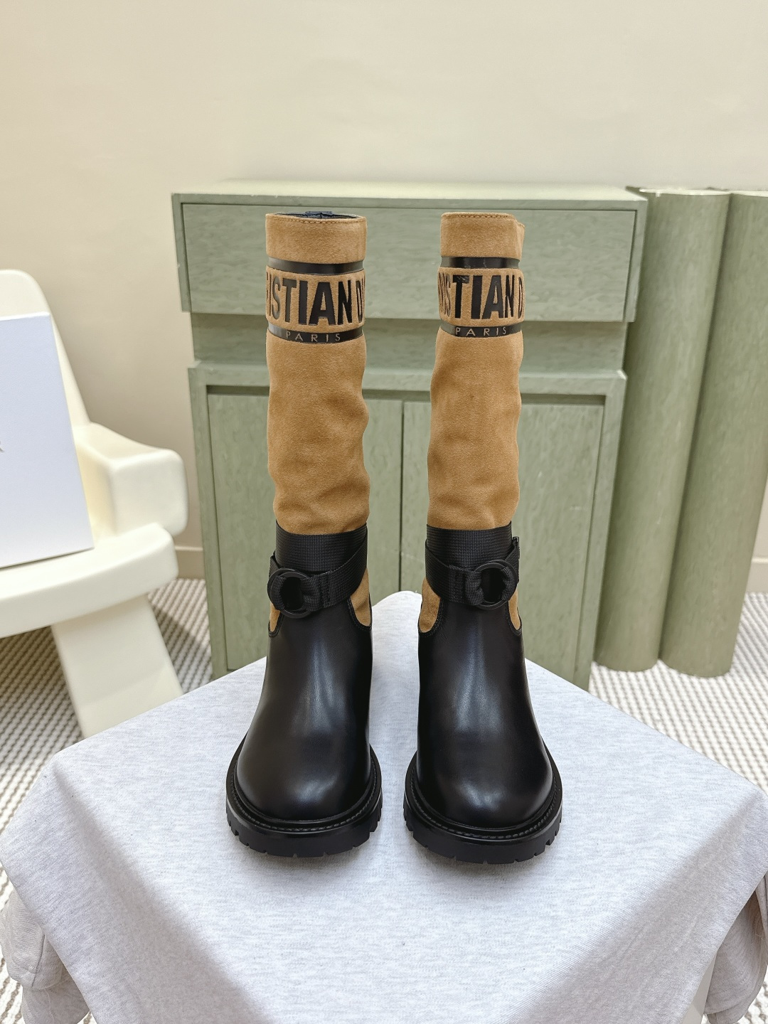 NO:497936,Purchase grade Mauri｜D0071 # Dior classic knight boots #New color graffiti straight boots High-density imported machine woven!  Electric embroidery technology is not a flying elastic cloth on the market!  All original molds are opened with webbing and round buckle!  High-density TPU outsole Materials and craftsmanship Body original technology fabric and cowhide Leather Lining sheepskin and cowhide upper is marked with Miss Dior Graffiti pattern Paired with adjustable nylon straps at the ankles Notched rubber sole is decorated with Christian Dior Lucky Star Size35-39 (customized for 40/41 non-return and exchange), boots, dior, dior, boots, cowhide, sheepskin19860909代购级 毛里｜D0071 # 迪奥经典款骑士长靴 #新配色涂鸦直筒靴 高密度进口机器梭织！电绣工艺,并非市面飞织弹力布！织带和圆扣全部原版开模！高密度TPU大底 材料与工艺 主体原版科技面料和牛皮革 里料羊皮革和牛皮革 鞋面饰以Miss Dior Graffiti图案标志 脚踝处搭配可调节尼龙饰带 凹口橡胶鞋底饰以Christian Dior幸运星符号  Size35-39（40/41定做不退换）,靴子,dior,dior,boots,cowhide,sheepskin,Women's Shoes