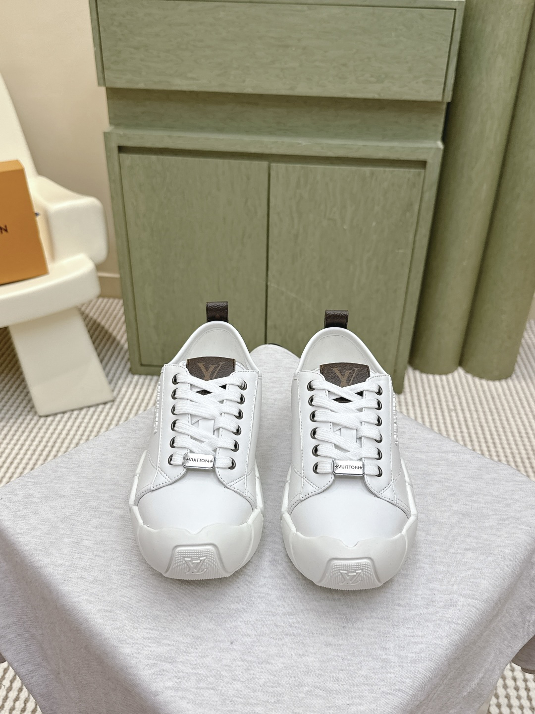 NO:497904,Purchase grade｜D0577 #Dou brand new cloud bubble thick-soled casual shoes. I have to say that this pair of Bubble is really a little handsome!  It looks taller and easy to wear!  Every step comes with highlights~ A fashionable traveler who walks on a business trip, step on the clouds!  This pair of Bubble really hits me!  Born for fashionable travelers, it is light, comfortable and versatile, and it is simply the 'all-round player' of urban life. Yun Duo feels like his feet, and he is not tired from walking wild!  It is lighter and more flexible than ordinary dad shoes, so it is absolutely right to take it on business trips!  A pair of 'fairy shoes' that can accompany you from rushing to rushing on the streets in foreign countries!  The comfort is full, the design is online, and the fashionable and delicate eyes are closed!  Size35-39 (34/40 custom-made non-return and exchange), casual shoes/sports, louis vuitton, sneakers19860909代购级｜D0577 ＃ 驴牌新款云朵气泡厚底休闲鞋 不得不说这双Bubble 真的有点小帅气！显高好穿！每一步都自带高光～ 通勤出差旅行,踩在云朵上的时髦旅人！这双 Bubble 真的戳中我！为时髦旅行者而生,轻便舒适又百搭,简直是都市生活的'全能选手' 云朵脚感,暴走不累！ 比普通老爹鞋轻盈灵活,出差旅行带它准没错！一双能陪你从早高峰挤地铁到异国街头暴走的'神仙鞋'！舒适度拉满,设计感在线,时髦精闭眼入！ Size35-39（34/40定制不退换）,休闲鞋/运动鞋,louis vuitton,sneakers,Women's Shoes