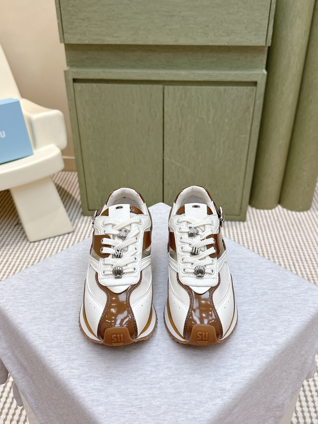 NO:497929,Purchase grade｜D0662SUGARSU latest popular products Forrest Gump casual sneakers Classic design Integrates the culture of German training shoes The new national trend inherits many popular elements of the brand's winning trend, and is bound to be very popular - sail Details also ensure that they are safe and not easily displaced Fabric imported suede, inner sheepskin, sole original open mold rubber combination sole Size: 35-39 (40 customization, no return and exchange), casual shoes/sneakers, sneakers, sheepskin, chamois leather19860909代购级｜D0662SUGARSU酥屡 最新火爆款 阿甘休闲运动鞋 经典的设计 融入德训鞋文化 国潮新作继承了诸多品牌制胜的流行元素,势必大热—帆 细节还确保穿着稳妥不易移位 面料进口麂皮 内里羊皮 鞋底原版开模橡胶组合底 Size:35-39(40定制不退换）,休闲鞋/运动鞋,sneakers,sheepskin,chamois leather,Women's Shoes