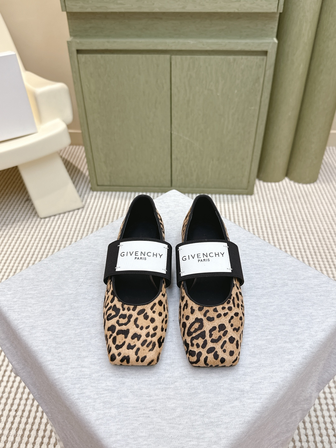 NO:497925,Purchase grade | D0615Givenchy Givenchy Zhang Ruonan Sliced ​​Square Ballerina Cut square toe, relaxed and elegant temperament. It takes into account the style and extreme comfort. It is elastically decorated with the 'GIVENCHYPARIS' logo, full of personality. Paired with skirts, trousers and casual pants, it perfectly presents the elegant temperament of ballet shoes under different styles, and takes photos beyond the film!  The upper is made of original imported beef patent leather/mirror cowhide, inner footbed sheepskin, Italian A-grade leather outsole Size35-41 (40.41 custom made without return or exchange), single shoes, given, given, given, flats, skirts, cowhide, sheepskin, Leather soles19860909代购级｜D0615Givenchy纪梵希章若楠同款Sliced Square方头芭蕾舞平底鞋 裁切方头,轻松优雅气质.兼顾风格与极度舒适,弹性饰带缀”GIVENCHYPARIS“标识,个性十足. 搭配裙装西裤休闲裤,完美呈现不同风格下芭蕾舞鞋的优雅气质,拍照超出片！ 鞋面采用原版进口牛漆皮/镜面牛皮,内里垫脚羊皮,意大利A级真皮大底 Size35-41（40.41定做不退换）,单鞋,givenchy,givenchy,flats,skirts,cowhide,sheepskin,Leather soles,Women's Shoes