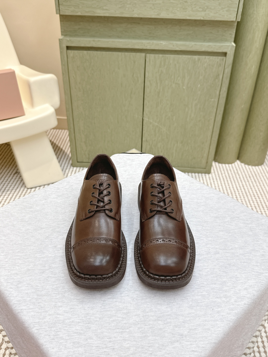 NO:497910,Purchase level｜D0663 has been upgraded!  Exclusive purchase-level version Miu Miu 25 spring and summer catwalk lace-up loafers upgraded!  marvelous!  We still have to do it in the old way!  The fastest version of the entire network is here!  This fall and winter are very popular!  Next is the rhythm of the stock outage!  The upgraded color is so old!  Cool and cool, continuing the popular style miu classic motorcycle loafers, handsome and modern upper, planted calfskin, super good texture Material: imported calfskin/imported beaded cowhide inner: cowhide foot pad: cowhide outsole: original customized leather outsole Size#35-40 (40 custom made without return or exchange), loafers, miumiu, loafers, cowhide, Leather soles19860909代购级｜D0663升级啦！独家代购级版本 Miu Miu 25春夏走秀款 系带乐福鞋 升级啦！太棒了！Miu做旧这块还是得我们！全网对版 最快 最新的来啦！今年秋冬火爆了的！ 接下来就是妥妥断货节奏！升级了后的擦色做旧太有那味了！ 酷飒酷飒的 延续了爆款风格 miu 经典机车乐福鞋造型,帅气摩登 鞋面 植糅小牛皮,质感超好 材质:进口植糅小牛皮/进口开边珠牛皮 内里:牛皮 垫脚:牛皮 大底:原版定制真皮大底 Size#35-40（40订做不退换）,乐福鞋,miumiu,loafers,cowhide,Leather soles,Women's Shoes