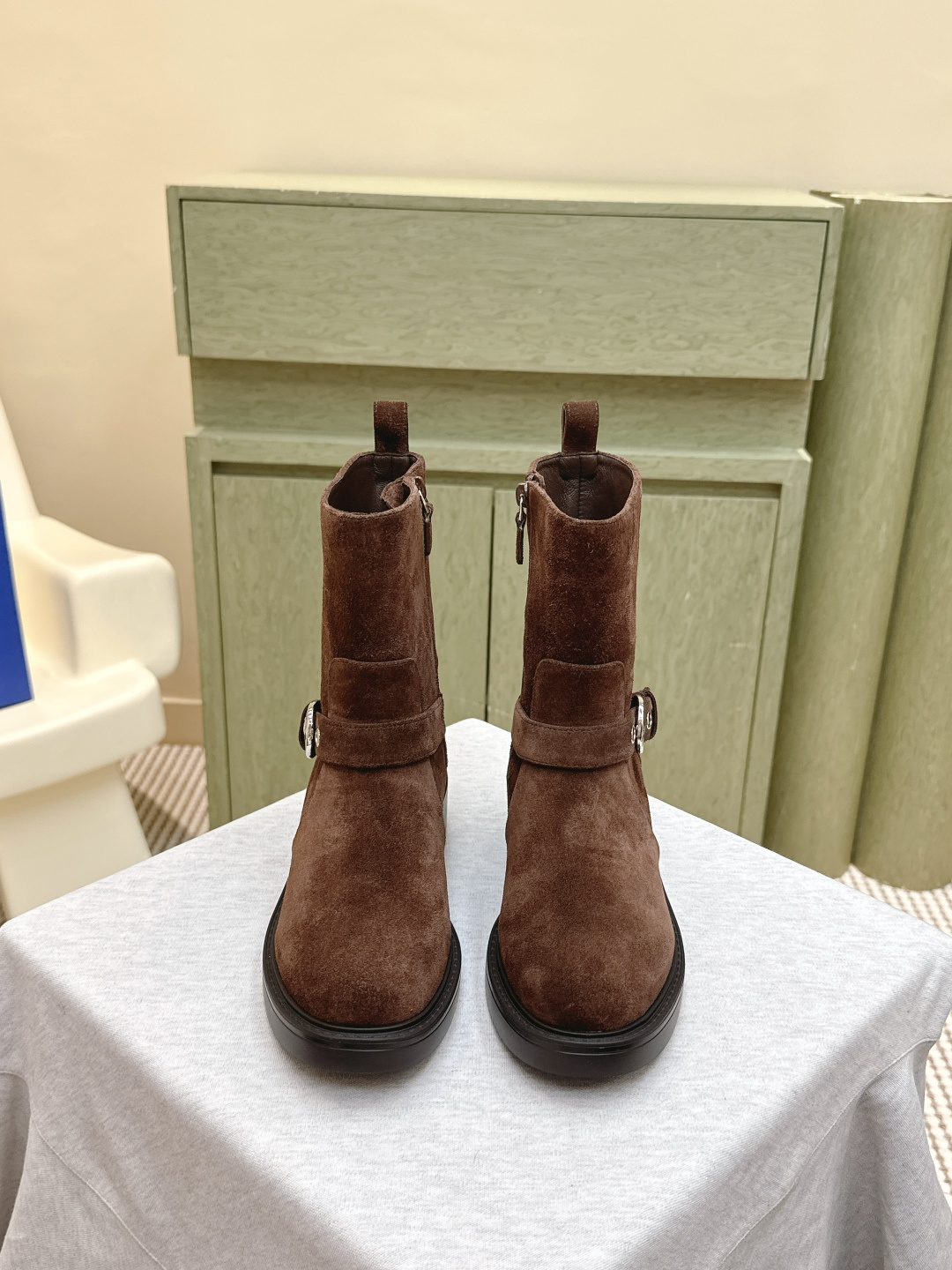 NO:497718,Purchasing grade cattle back-velvet calf leather｜D0751stuartweitzman fw 25new arrival～Yang Zi big sister same buckle motorcycle boots sw new thick-soled Martin boots versatile and practical, salty and sweet single product cool imported calf leather imported calf leather inner sheepskin high elastic IP foam ultra-light sole Size#35-40 (40 custom made no return or exchange), boots, stuart weitzman, boots, cowhide, sheepskin19860909代购级牛反绒 小牛皮｜D0751stuartweitzman fw 25new arrival～杨紫大姐姐同款搭扣机车靴 sw新款厚底马丁靴百搭实穿,可盐可甜的单品酷酷的 鞋面进口小牛皮 进口牛反绒 内里羊皮 高弹IP发泡 超轻大底 Size#35-40（40订做不退换）,靴子,stuart weitzman,boots,cowhide,sheepskin,Women's Shoes