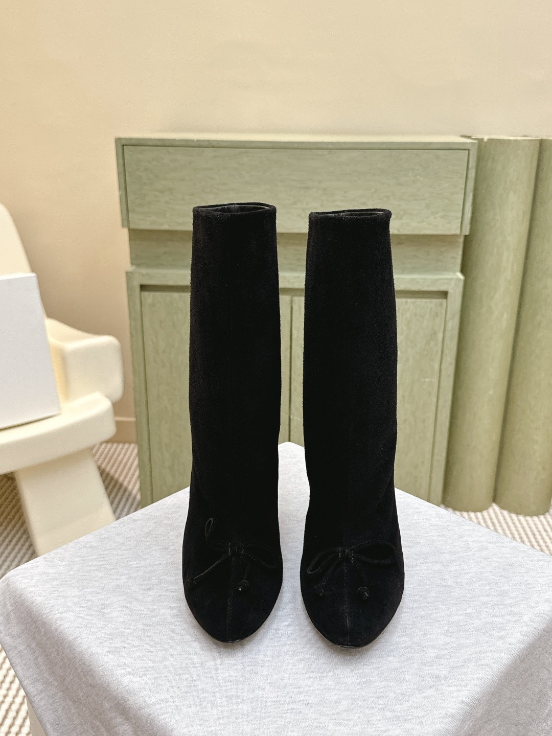 NO:497704,Purchase grade｜D0161Alaia 25WF Fall and winter thick heels short boots Fashionable in autumn and winter street style is looking for a pair of short boots that can balance comfort and style. This pair of short boots is undoubtedly the best answer to this season. Above the shoe body, the metal square buckle is the most eye-catching existence. This is a concentrated reflection of the ingenuity of brand design. The shining metallic luster and soft suede complement each other, adding a touch of toughness and exquisiteness to the overall shape. Whether paired with skirts or trousers, it can easily improve fashion. The square toe design is another highlight of this pair of short boots. Break the cramps of traditional boots and gives the toes freely stretching space. The thick heel design is a masterpiece. The height is just right. It not only adds a sense of uprightness to the figure, but also ensures stability and comfort when walking. It is not easy to wear it for a long time. Whether it is traveling through the bustling urban streets  Or go to important business occasions and it can become your most capable fashion partner. When wearing, this pair of short boots is a 'universal match'. Paired with simple straight jeans, it is a casual American style and a knitted dress. It is a gentle and elegant French style. It can easily control various occasions and become the finishing touch of autumn and winter outfits. The fabric is made of original custom mink wool, and the inner foot pads are all sheepskin. Italian imported leather soles. Size35-41 (40 41 custom made without return or exchange), boots, alaia, boots, skirts, jeans, sheepskin, chamois leather, Leather soles19860909代购级｜D0161Alaia 25WF 秋冬 粗跟 短靴 时髦精的秋冬出街利器 时尚达人都在寻觅一双能兼顾舒适与风格的短靴 而这双短靴 无疑是这个季节的最佳答案 鞋身之上 金属方扣是最吸睛的存在. 这是品牌设计巧思的集中体现 闪耀的金属光泽 与柔软麂皮相互映衬 为整体造型增添了一抹硬朗与精致 无论搭配裙装还是裤装 都能轻松提升时尚度 . 方头设计是这双短靴的另一大亮点 打破传统靴型的局促 给予脚趾自由舒展的空间 粗跟的设计堪称神来之笔 高度恰到好处 既为身姿增添挺拔感 又确保行走时的稳健与舒适 即使长时间穿着也不易疲惫 无论是穿梭在熙熙攘攘的都市街道 还是奔赴重要的商务场合 它都能成为你最得力的时尚伙伴 在穿搭上 这双短靴堪称“万能搭子” 搭配简约的直筒牛仔裤 就是休闲的美式风格 与针织连衣裙组合 则是温柔优雅的法式风情 轻松驾驭各种场合 成为秋冬穿搭的点睛之笔. 面料采用原版定制貂毛料 内里垫脚均为羊皮 意大利进口真皮大底 Size35-41（40 41订做不退换）,靴子,alaia,boots,skirts,jeans,sheepskin,chamois leather,Leather soles,Women's Shoes