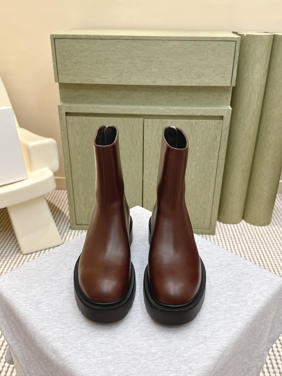 NO:497756,Purchase grade | D0668The row genuine leather French retro square head minimalist versatile flat bottom thick sole Chelsea short boots are really the most comfortable style I have ever worn, so soft!  The socks must take it away. It has a high-end and simple feeling, in fact, in addition to being beautiful, its comfort is really easy to wear so hard that it is reluctant to take it off!  Match with jeans, suit pants, skirts are not inconsistent, original imported cowhide, soles, original soles, Size#35-39 (40, custom-made, no return or replacement), boots, boots, skirts, jeans, business suit, cowhide19860909代购级｜D0668The row真皮法式复古方头极简百搭平底厚底切尔西短靴脚真的是史上我穿过最最舒服的款式太柔软啦！ 磨脚星人一定要收了它 有一丢高级又简约的感觉其实除了好看以外它的舒适度真的是好穿到舍不得脱下来啦！ 搭配牛仔裤 西装裤 半身裙都毫无违和感 面料原版进口牛皮 鞋底原版鞋底 Size#35-39（40,定制不退不换）,靴子,boots,skirts,jeans,business suit,cowhide,Women's Shoes