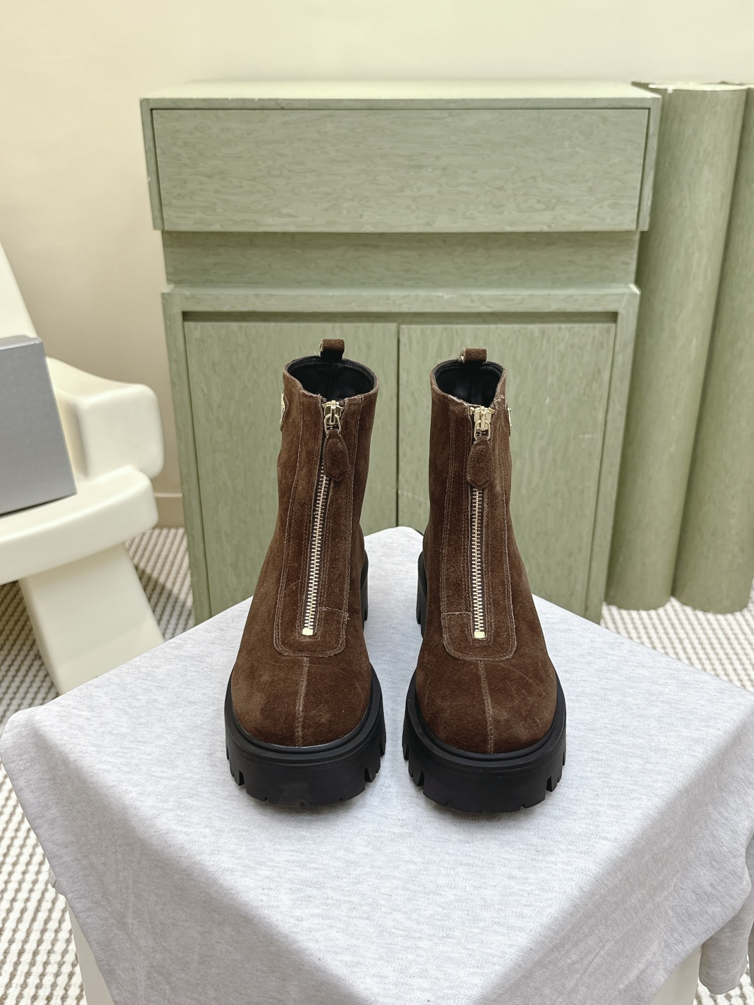 NO:497738,Purchase grade | D0105PRADA 25ss Prada classic triangle front zipper king female boots The series that you can't buy in winter is definitely a hit this year!  !  Very beautiful!  Prada boots are really wow!  The upper is solemn and the legs are slim and elegant. The upper is Yangjing, inner cowhide, outsole, TPU, outsole, Size35-40 (40, 41, customized, non-return, exchange), boots, prada, prada, boots, cowhide, sheep19860909代购级｜D0105PRADA 25ss普拉达经典三角标前拉链王炸女靴 冬天买不到的系列,绝对是今年的大爆款！！贼好看！Prada靴子真的很哇塞！上脚大气显腿瘦气质这块刚好拿捏 鞋面羊京 内里牛皮 大底TPU大底 Size35-40（40、41 订做不退换）,靴子,prada,prada,boots,cowhide,sheep,Women's Shoes