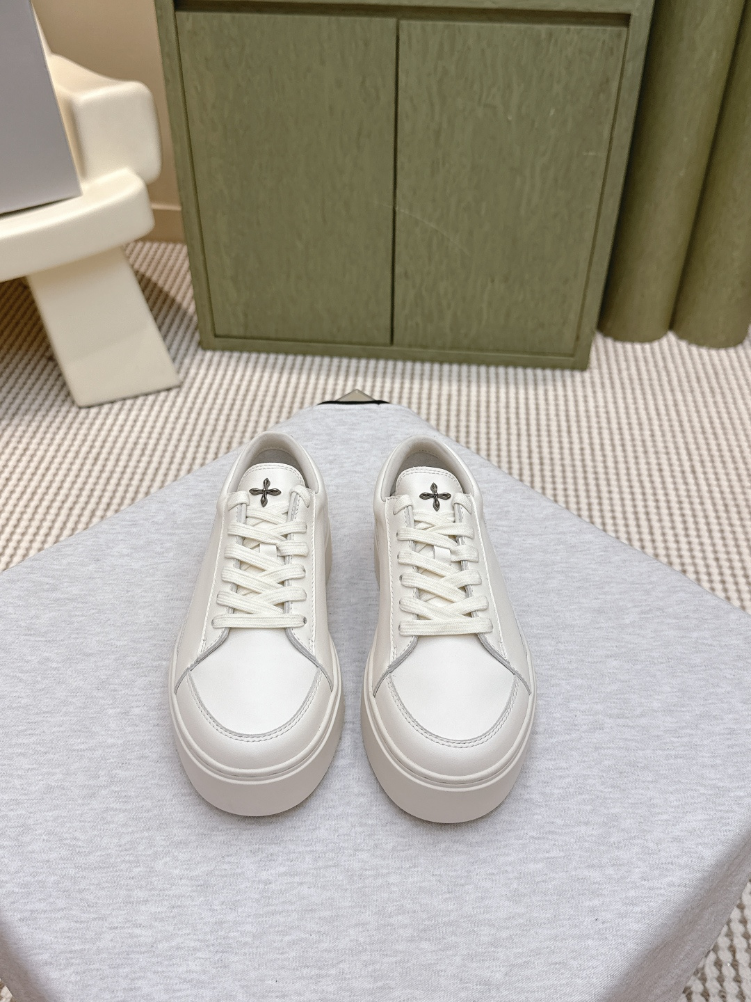 NO:497883,Purchase grade｜D047SMFK Cross 2025 Early Spring New Thick-soled Sneakers, the counter is out of stock, the heart-warming at a glance, the texture is full, the feet are invincible and can be used to close your eyes, one of the very fashionable items, many internet celebrities and celebrities wear SMFK sneakers, the more you look at it, the more you look, the more you look, the more you look, the super versatile, the original fabric is made of cowhide, the sole is original open-mold sole Size35-39# (40 customized, no return or exchange), boots casual shoes/sports, boots, sneakers, cowhide19860909代购级｜D047SMFK十字2025早春新款厚底运动鞋 专柜断货王,一眼心动 质感拉满,上脚无敌增高,闭眼可入,非常时髦的单品之一超多网红博主、明星都穿SMFK的运动鞋,真的是越看越上头 超级百搭 面料原版牛皮材质 内里皮里 鞋底原版开模鞋底 Size35-39#（40 订做不退换）,靴子休闲鞋/运动鞋,boots,sneakers,cowhide,Women's Shoes