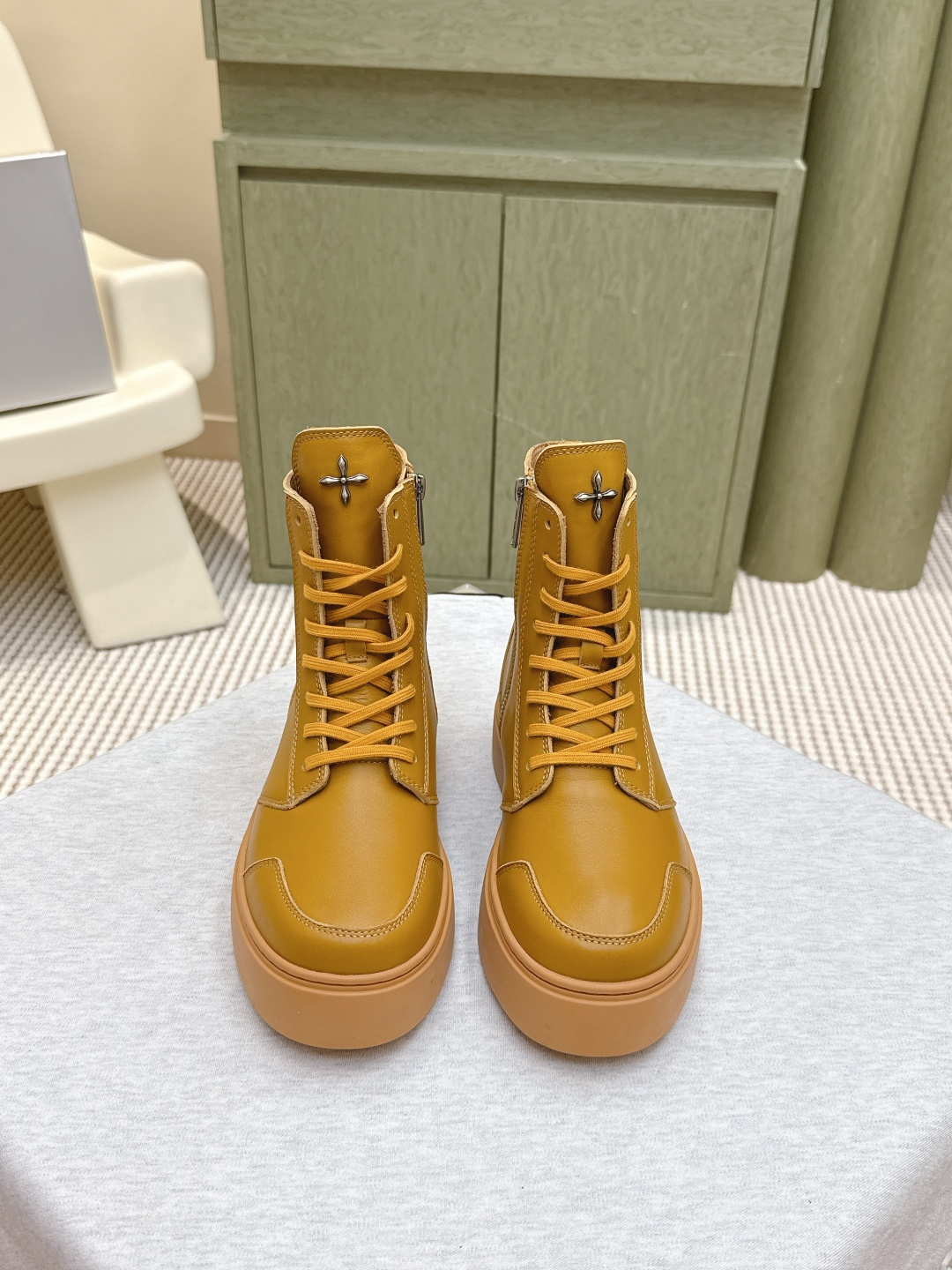 NO:497887,Purchase grade｜D043SMFK Cross 2025 Early Spring New Thick Sole High-top Boots The counter is out of stock, the heart-warming at a glance, the texture is full, the feet are invincible and can be used to close your eyes, one of the very fashionable items, many internet celebrities and celebrities wear SMFK sneakers, the more you look at it, the more you look, the more you look, the more you look, the super versatile, the original fabric is made of cowhide, the sole is original open-mold sole Size35-39# (40 customized, no return or exchange), boots casual shoes/sports, boots, sneakers, cowhide19860909代购级｜D043SMFK十字2025早春新款厚底高帮靴 专柜断货王,一眼心动 质感拉满,上脚无敌增高,闭眼可入,非常时髦的单品之一超多网红博主、明星都穿SMFK的运动鞋,真的是越看越上头 超级百搭 面料原版牛皮材质 内里皮里 鞋底原版开模鞋底 Size35-39#（40 订做不退换）,靴子休闲鞋/运动鞋,boots,sneakers,cowhide,Women's Shoes