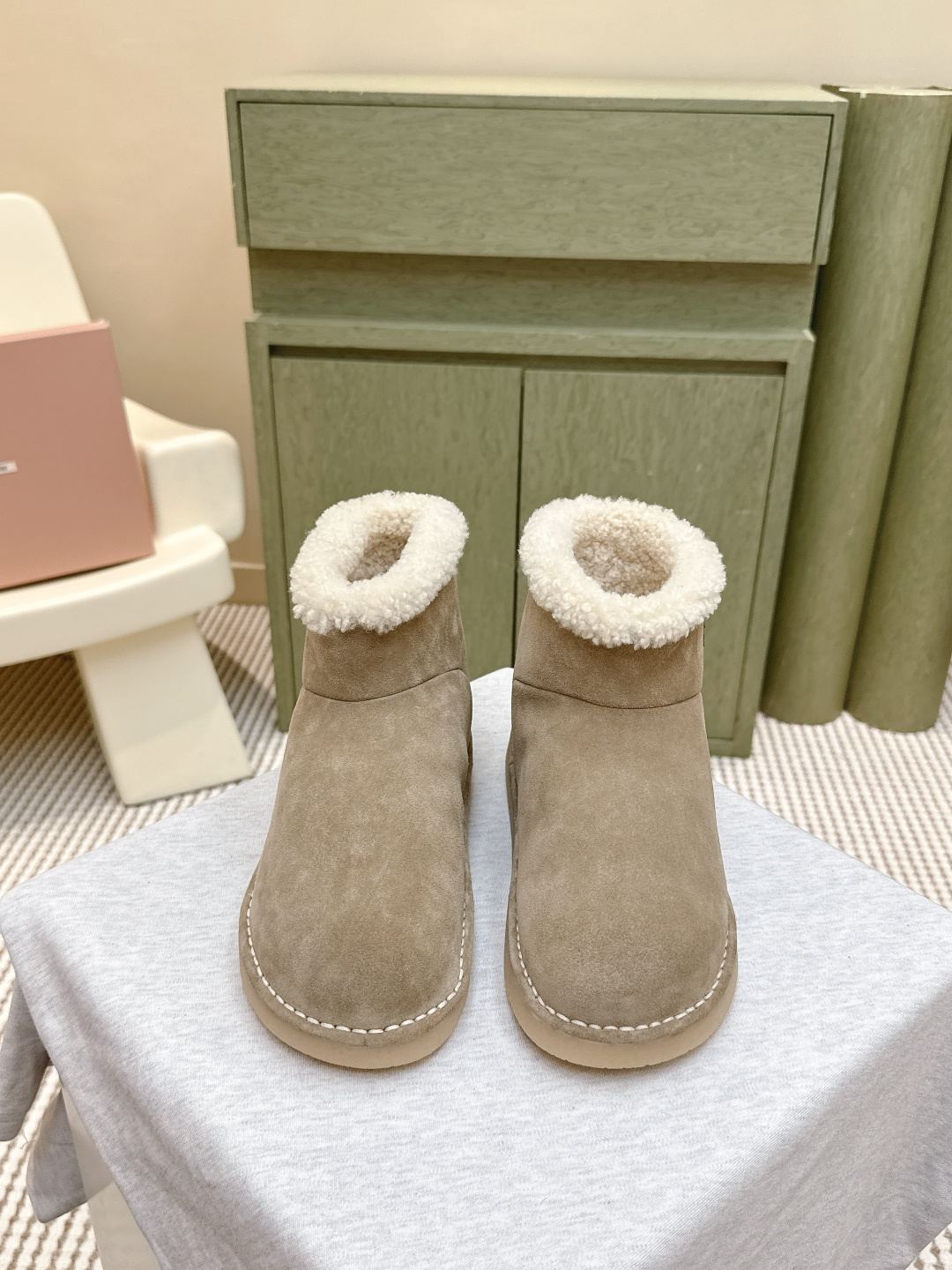 NO:497879,Purchase grade｜D221MiuMiu 25ss autumn and winter catwalk wool short boots snow boots fur shoes often appear on the covers of major fashion magazines·Everyone stars and bloggers of Xiaohongshu are all favorites. The strap design is more elegant, and the one that is particularly amazing to your feet. You won’t regret it when you close your eyes. It is very comfortable and stable to wear. It is salty and sweet when you match it (ZP developed hardware, customized colors) The upper is imported high mercerized beef velvet inner lining imported wool sole ZP open mold sole Size#35-41 (40 41 customized without return or exchange), snow boots, miumiu, boots19860909代购级｜D221MiuMiu 缪缪 25ss秋冬走秀款 羊毛小短靴雪地靴毛毛鞋 经常出现在各大时装杂志封面·各路明星、小红书博主都有钟爱 搭配绑带设计更显优雅,上脚尤为惊艳到你的一款 闭眼入都是不会后悔·上脚非常舒服超级稳·搭配还是可咸可甜（ZP开发五金、订制颜色） 鞋面进口高丝光牛反绒 内里进口羊毛内里 鞋底ZP开模大底 Size#35-41（40 41订做不退换）,雪地靴,miumiu,boots,Women's Shoes