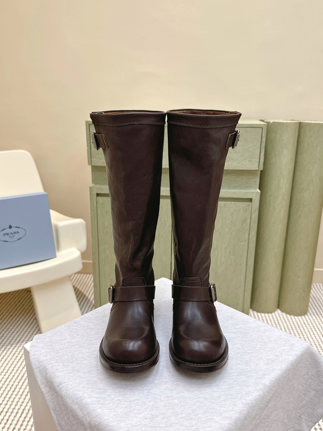 NO:497870,Purchase grade｜D226Prada Prada 25ss New autumn and winter style Retro pile boots Fashion pile boots, unique flavor, everyone loves and easily controls it. It will explode every year. There is also a versatile and classic shoe last that can conquer you. Wear it, increase height and relax without making mistakes, and the foot is simple and handsome. Fabric imported wash calfskin, inner foot pads and dye sheepskin, soft and delicate, comfortable feet, Italian leather outsole anti-slip rubber outsole combination Size#35-40 (40 custom made without return), boots, prada, prada, boots, cowhide, sheepskin, Leather soles19860909代购级｜D226Prada普拉达 25ss 秋冬新款 复古堆堆靴 时尚堆堆靴,独到味道,人人都爱也轻松驾驭 每年都会爆.还有就是百搭经典的鞋楦,足以征服你,穿上它,增高休闲两不失误,上脚简单帅气 面料进口水洗小牛皮 内里垫脚透染羊皮 柔软细腻,脚感舒适, 意大利真皮大底防滑橡胶大底组合 Size#35-40（40订做不退换）,靴子,prada,prada,boots,cowhide,sheepskin,Leather soles,Women's Shoes